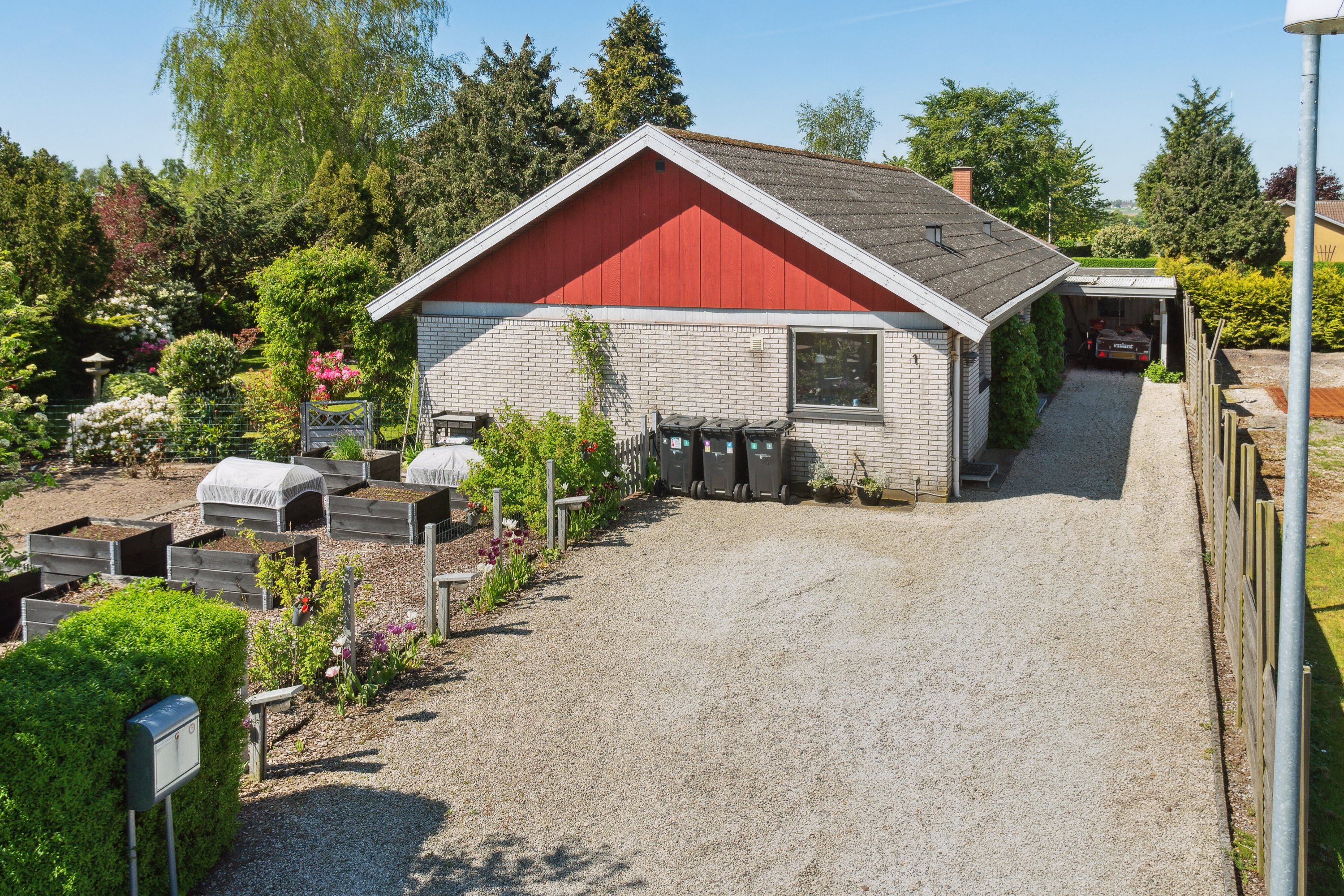 Fremhævet set fra vejen billede i fuldskærmstilstand. Billede af Solbærvej 1, 4735 Mern