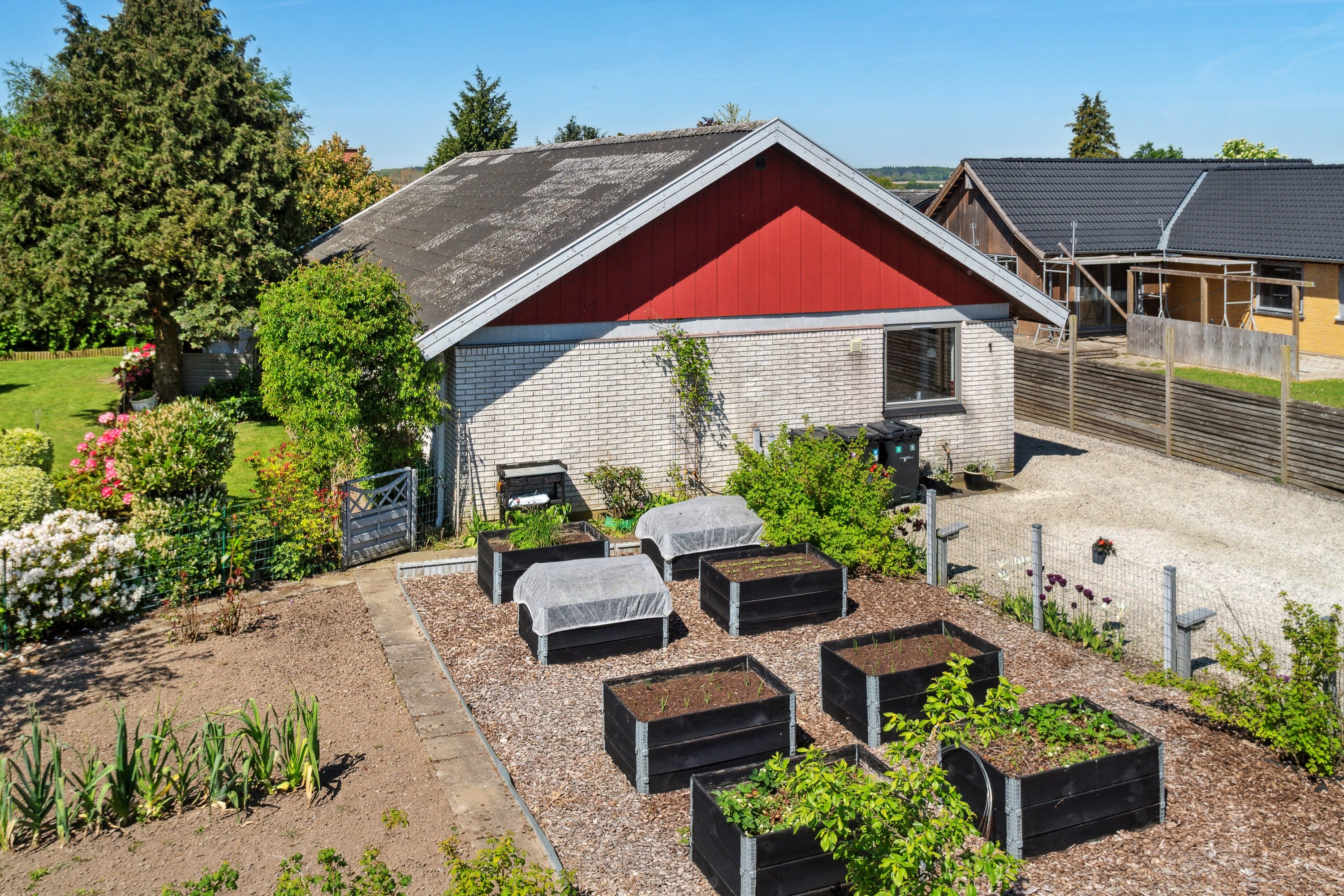 Fremhævet set fra vejen billede i fuldskærmstilstand. Billede af Solbærvej 1, 4735 Mern