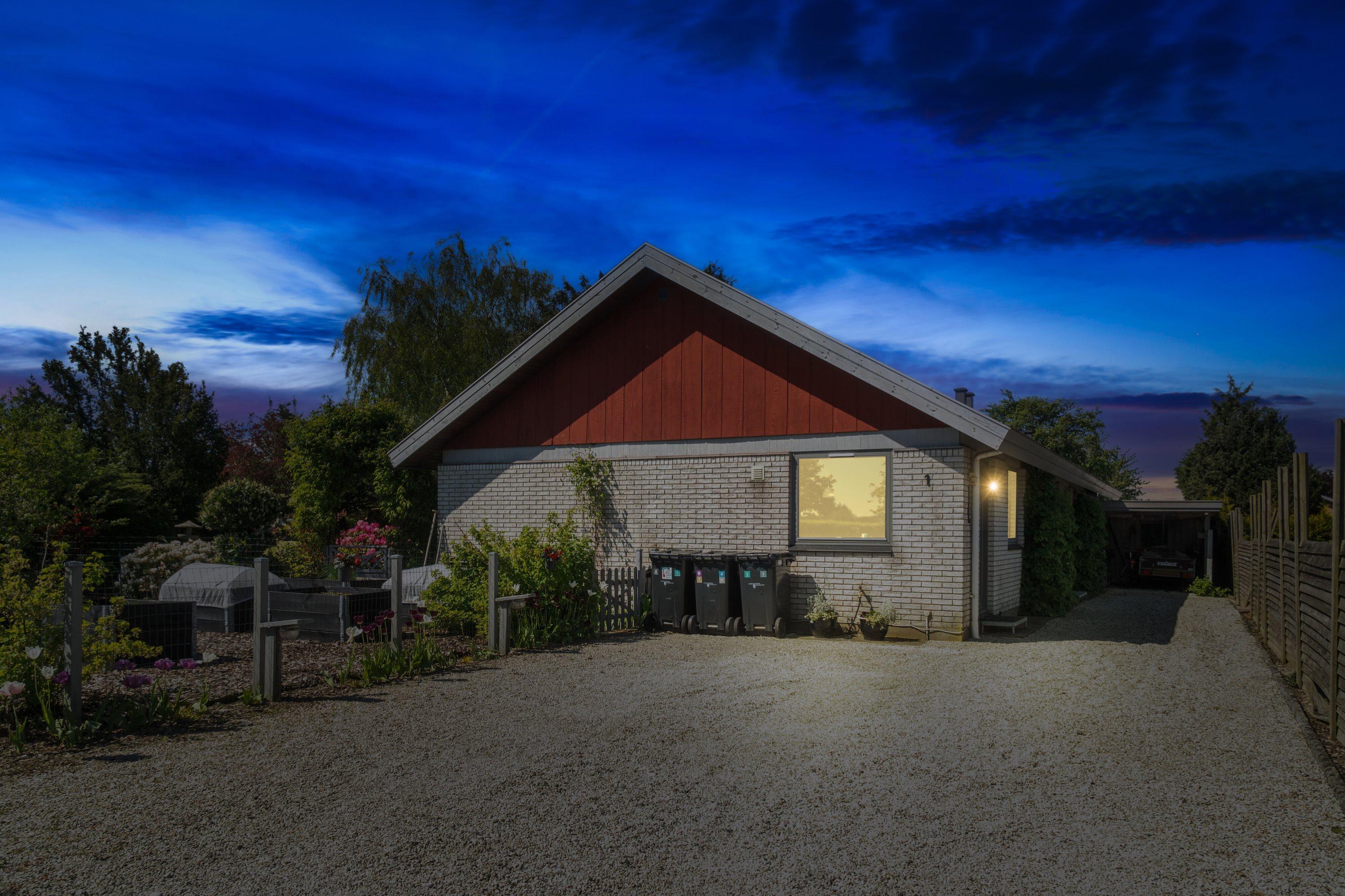 Fremhævet set fra vejen billede i fuldskærmstilstand. Billede af Solbærvej 1, 4735 Mern