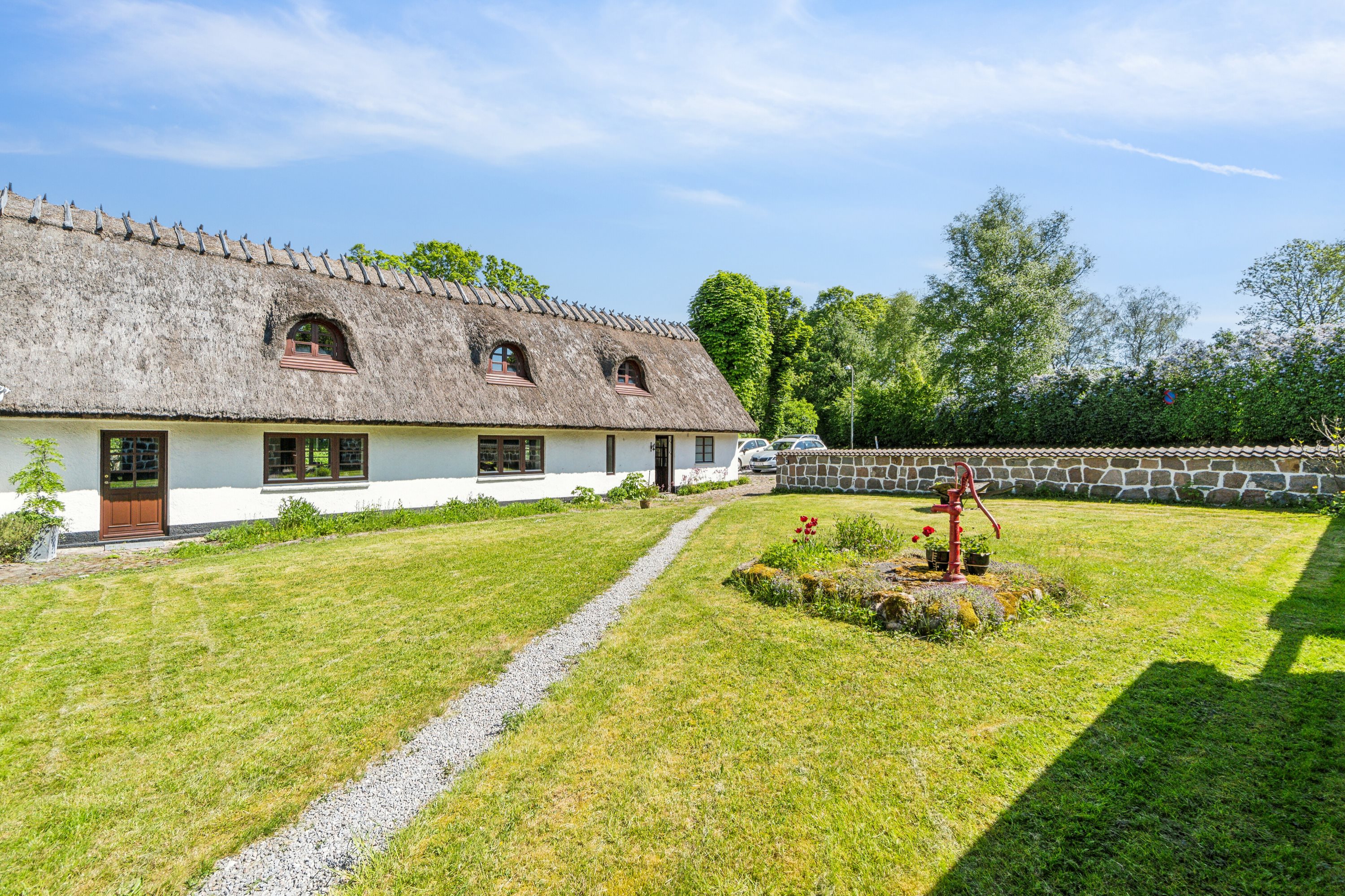 Miniaturebillede 2: set fra haven. Billede af Østrupvej 103, Østrup, 3670 Veksø Sjælland