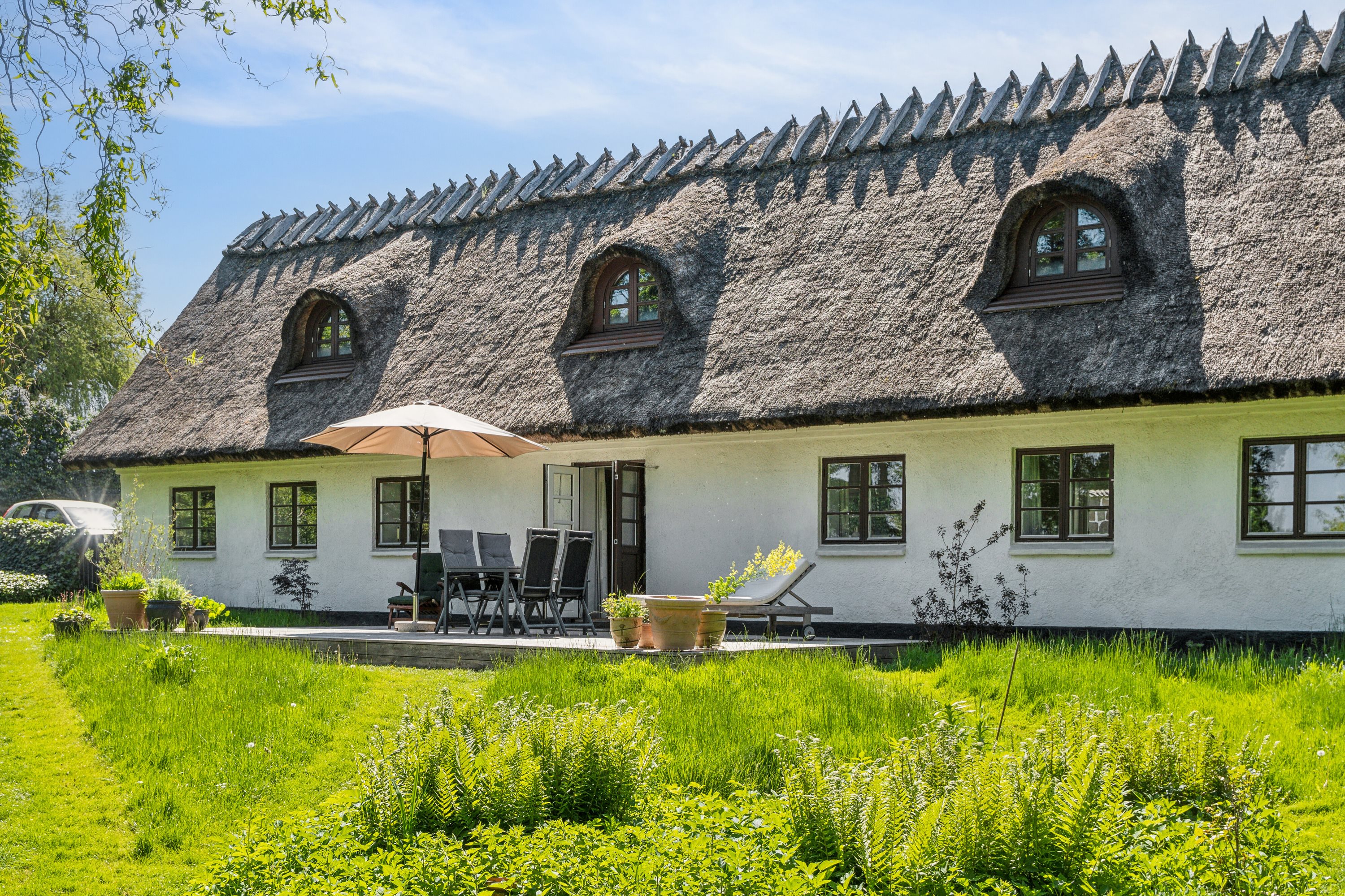 Fremhævet set fra haven billede i fuldskærmstilstand. Billede af Østrupvej 103, Østrup, 3670 Veksø Sjælland