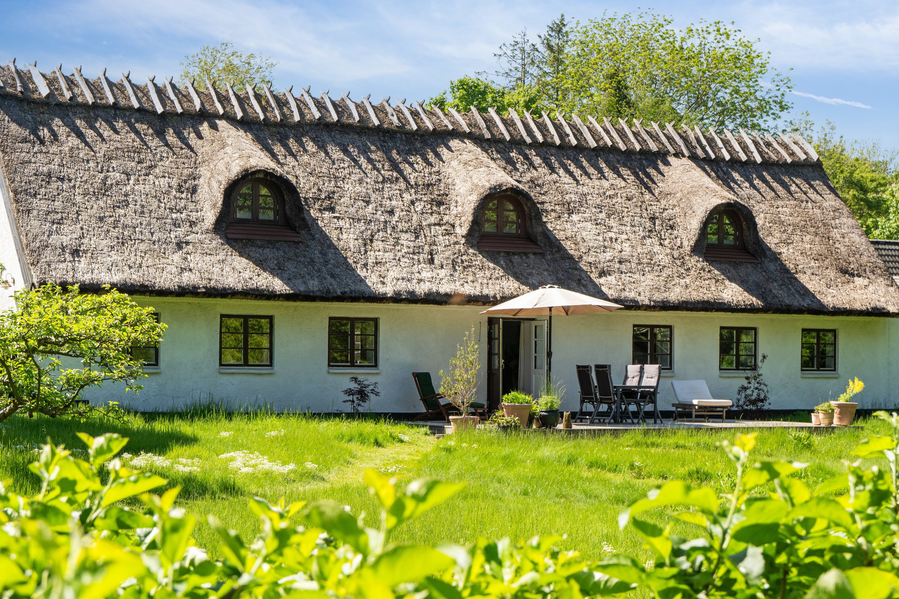 Fremhævet set fra haven billede i fuldskærmstilstand. Billede af Østrupvej 103, Østrup, 3670 Veksø Sjælland