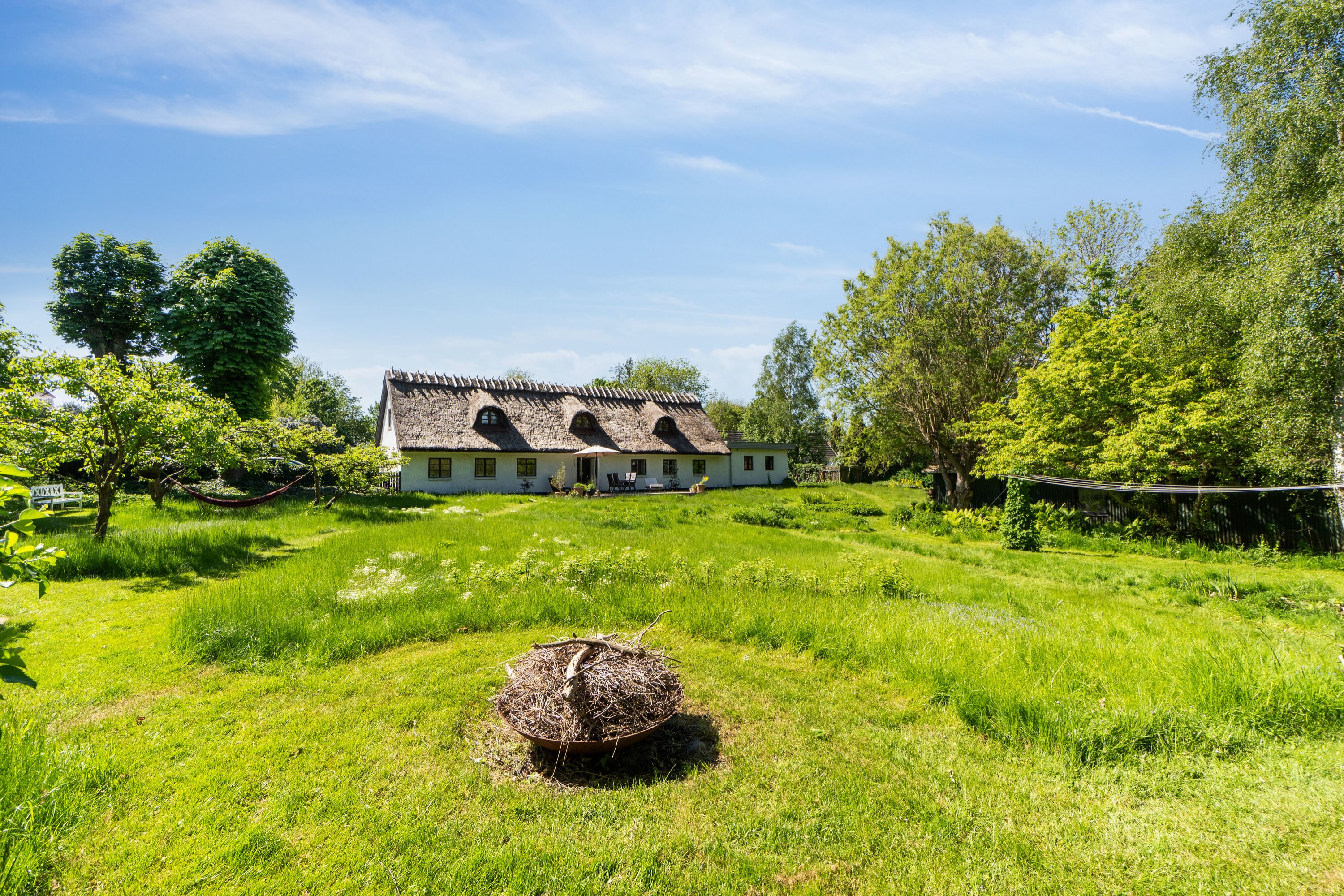 Fremhævet set fra haven billede i fuldskærmstilstand. Billede af Østrupvej 103, Østrup, 3670 Veksø Sjælland