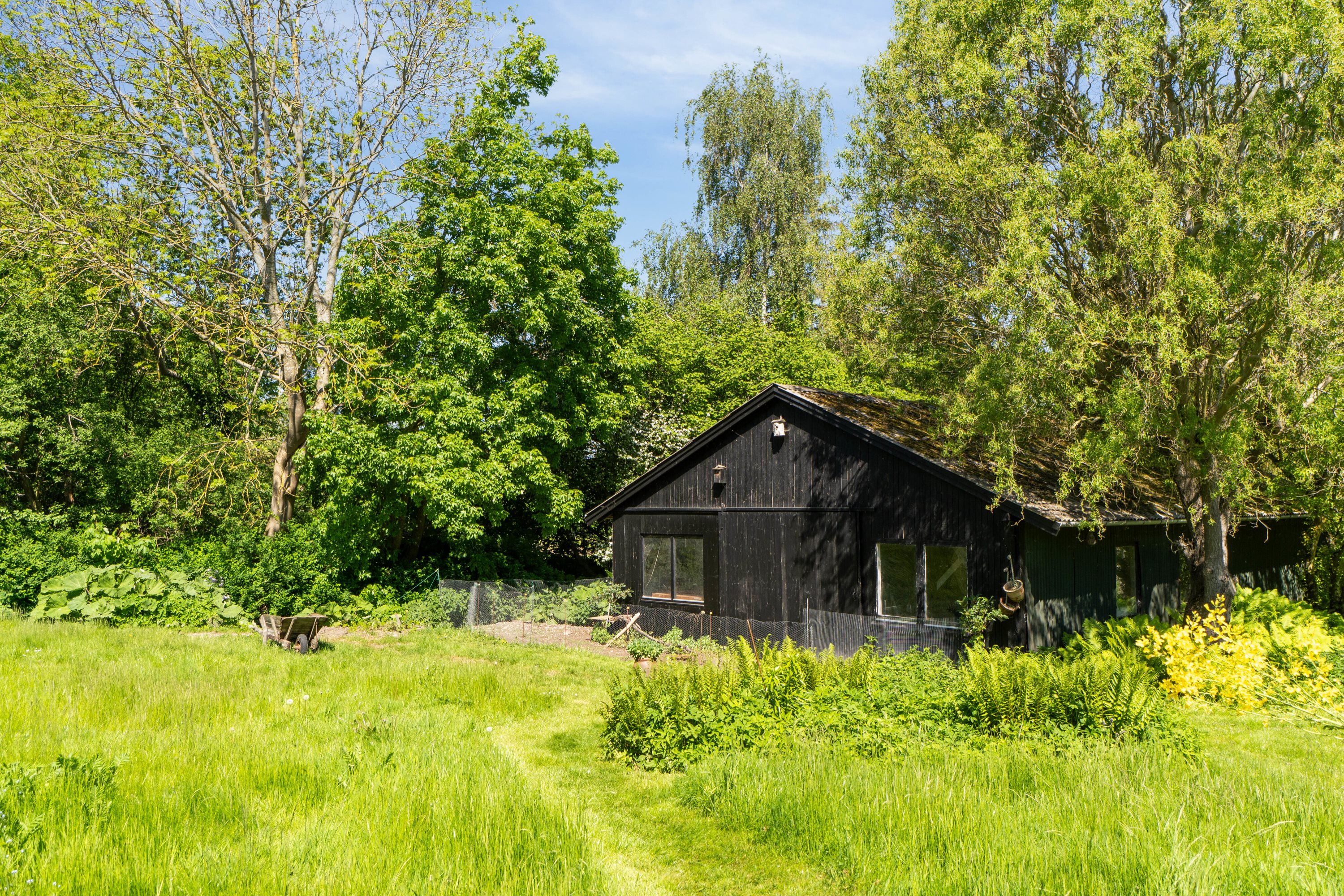 Fremhævet set fra haven billede i fuldskærmstilstand. Billede af Østrupvej 103, Østrup, 3670 Veksø Sjælland