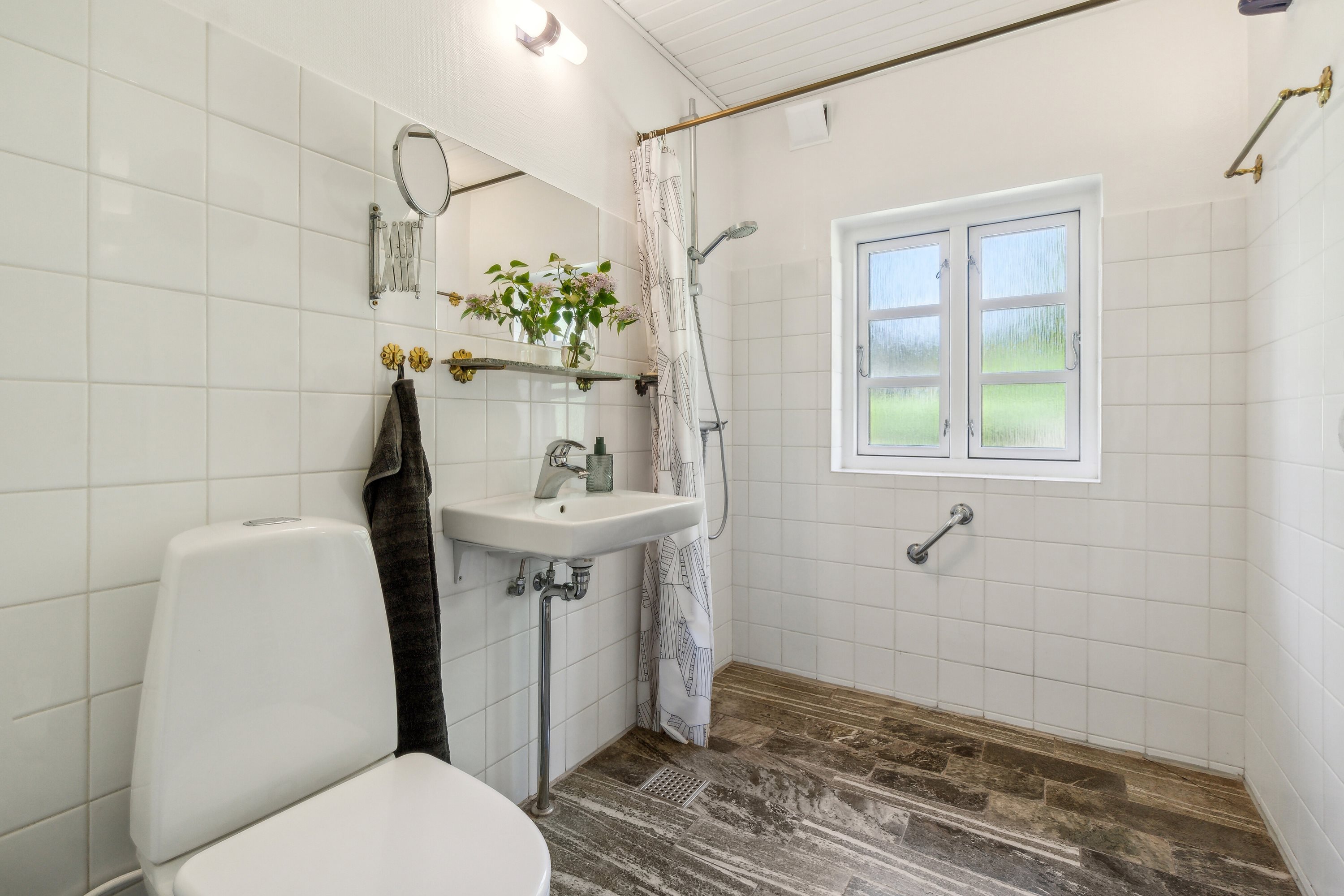 Fremhævet badeværelse billede i fuldskærmstilstand. Billede af Østrupvej 103, Østrup, 3670 Veksø Sjælland