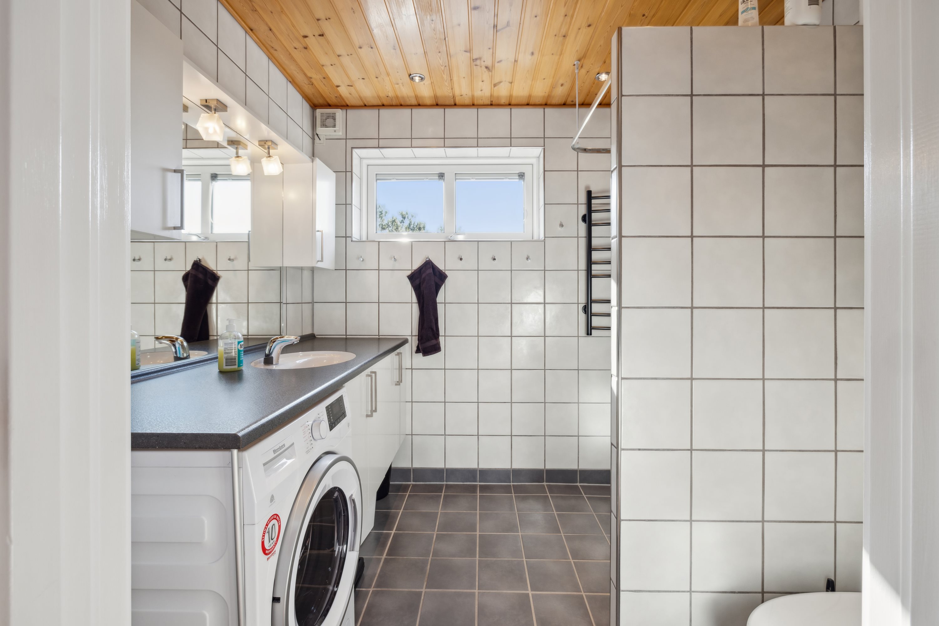 Fremhævet bad billede i fuldskærmstilstand. Billede af Kistehøjvej 11, 8592 Anholt