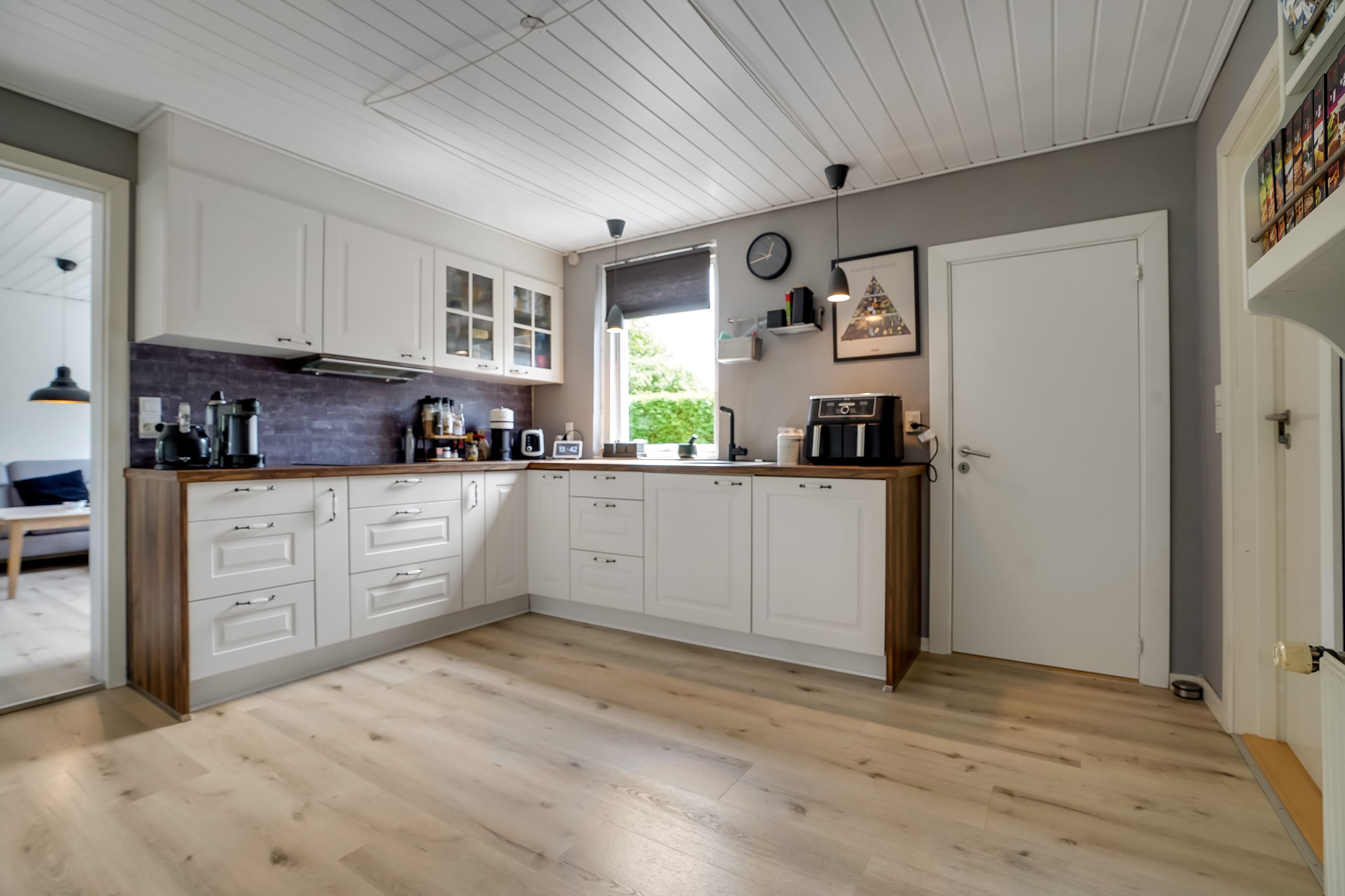 Fremhævet køkken billede i fuldskærmstilstand. Billede af Østerled 3, 7171 Uldum