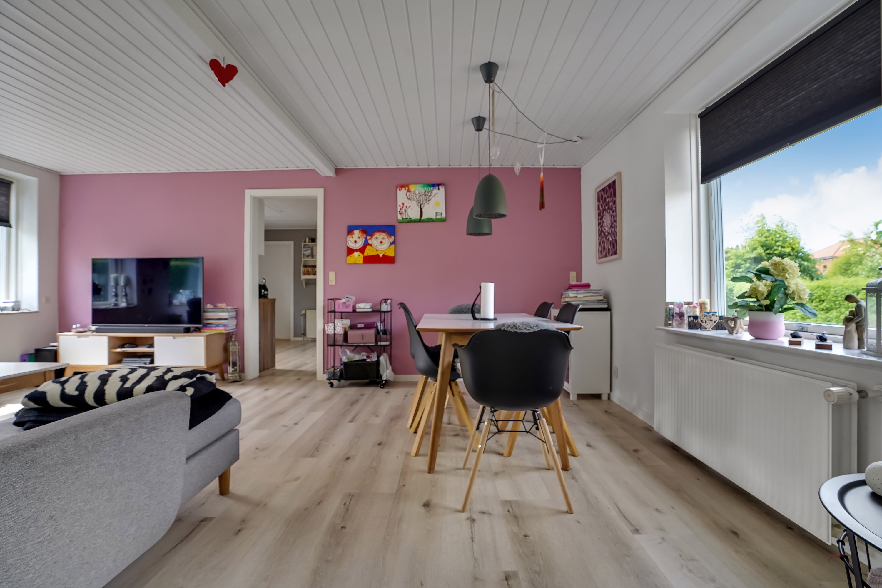 Fremhævet stue billede i fuldskærmstilstand. Billede af Østerled 3, 7171 Uldum