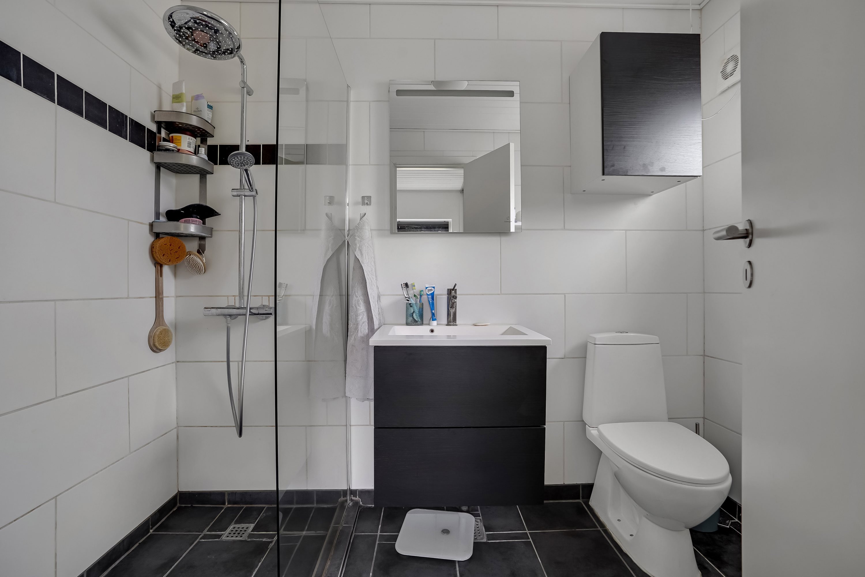 Fremhævet badeværelse billede i fuldskærmstilstand. Billede af Østerled 3, 7171 Uldum