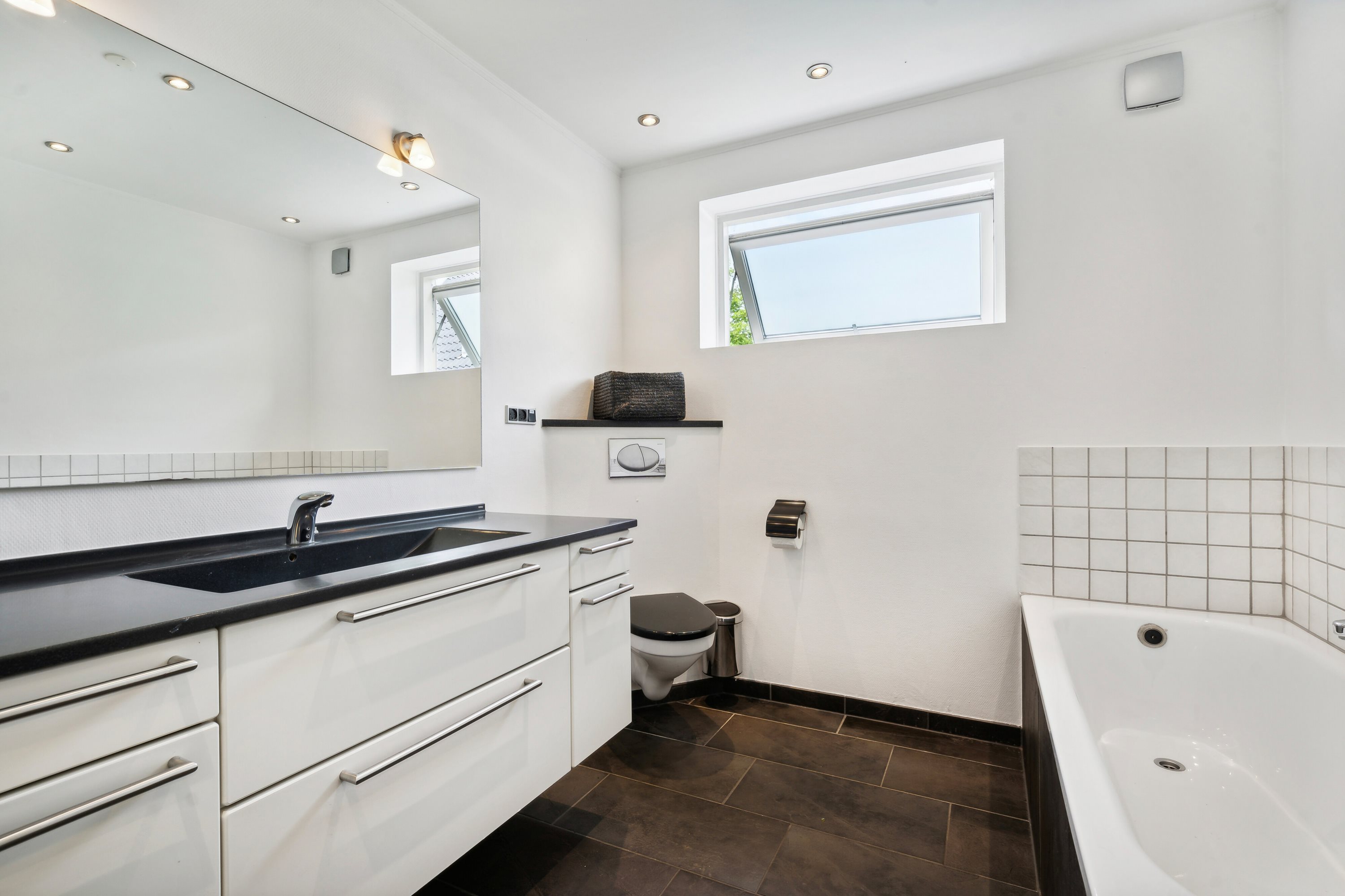 Fremhævet badeværelse billede i fuldskærmstilstand. Billede af Kirkegade 77, Hjordkær, 6230 Rødekro