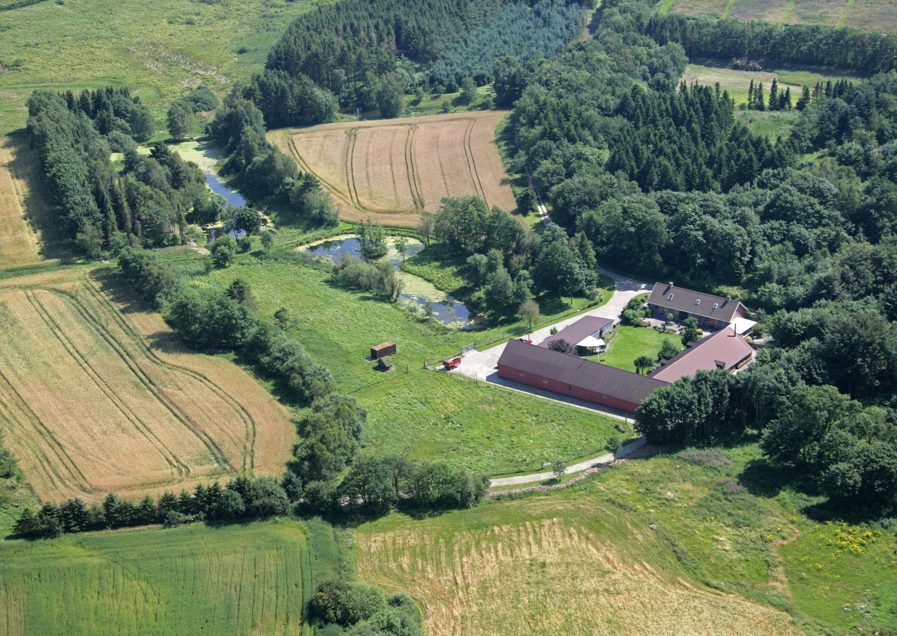 Fremhævet luftfoto billede i fuldskærmstilstand. Billede af Ettrupvej 85, 9620 Aalestrup