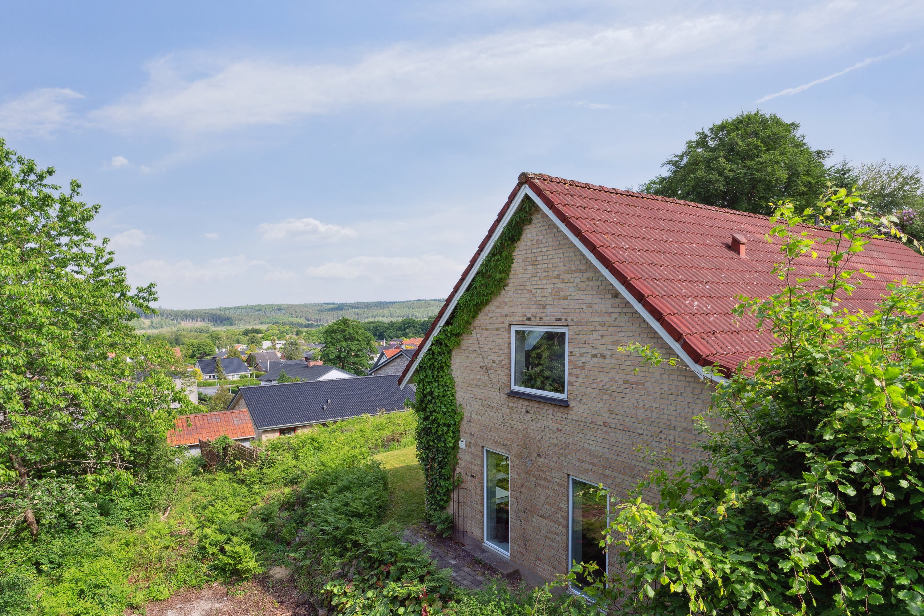Fremhævet set fra haven billede i fuldskærmstilstand. Billede af Funder Bakke 55, 8600 Silkeborg