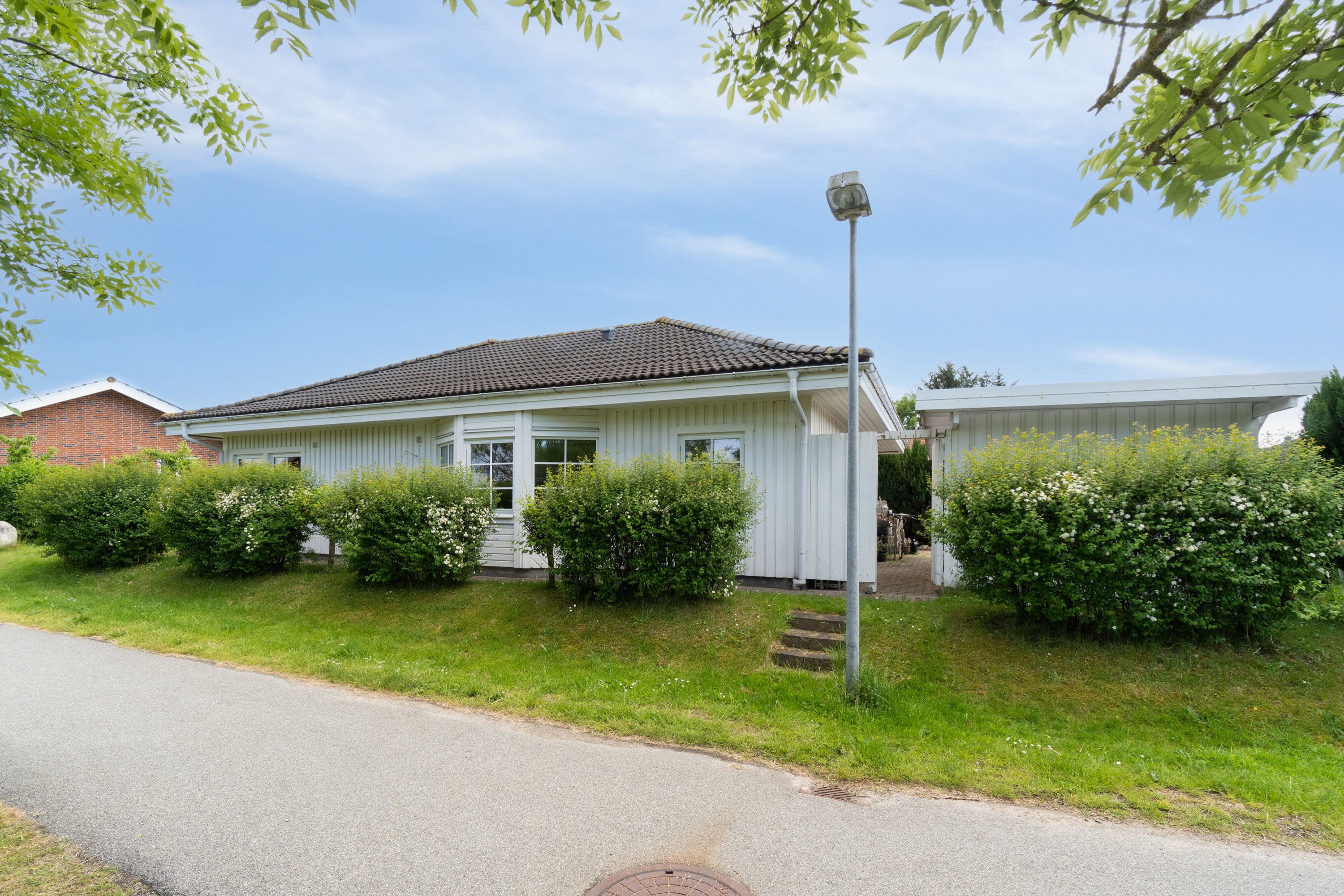 Fremhævet set fra vejen billede i fuldskærmstilstand. Billede af Hanevænget 9, Hanehoved, 3300 Frederiksværk