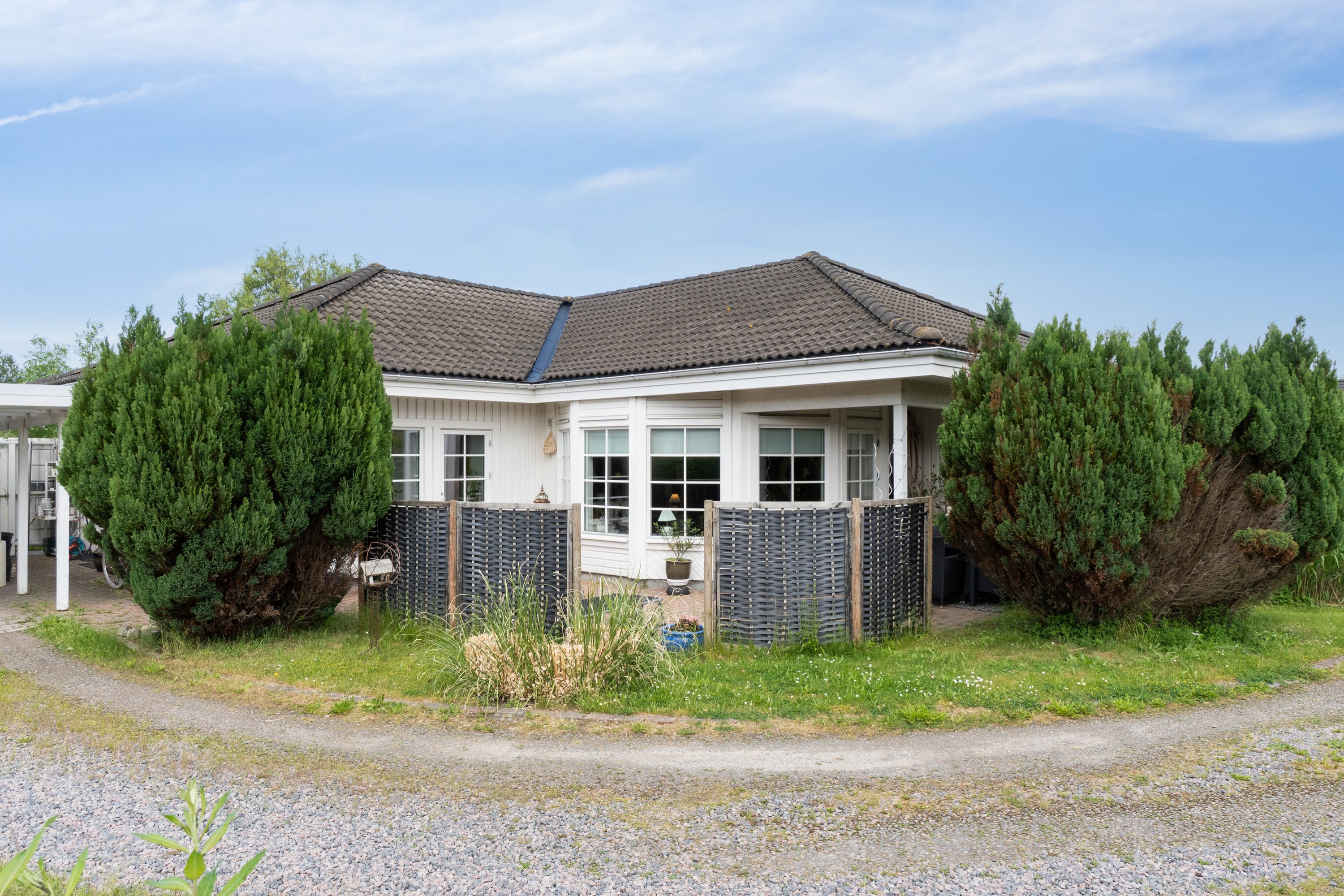 Fremhævet set fra vejen billede i fuldskærmstilstand. Billede af Hanevænget 9, Hanehoved, 3300 Frederiksværk