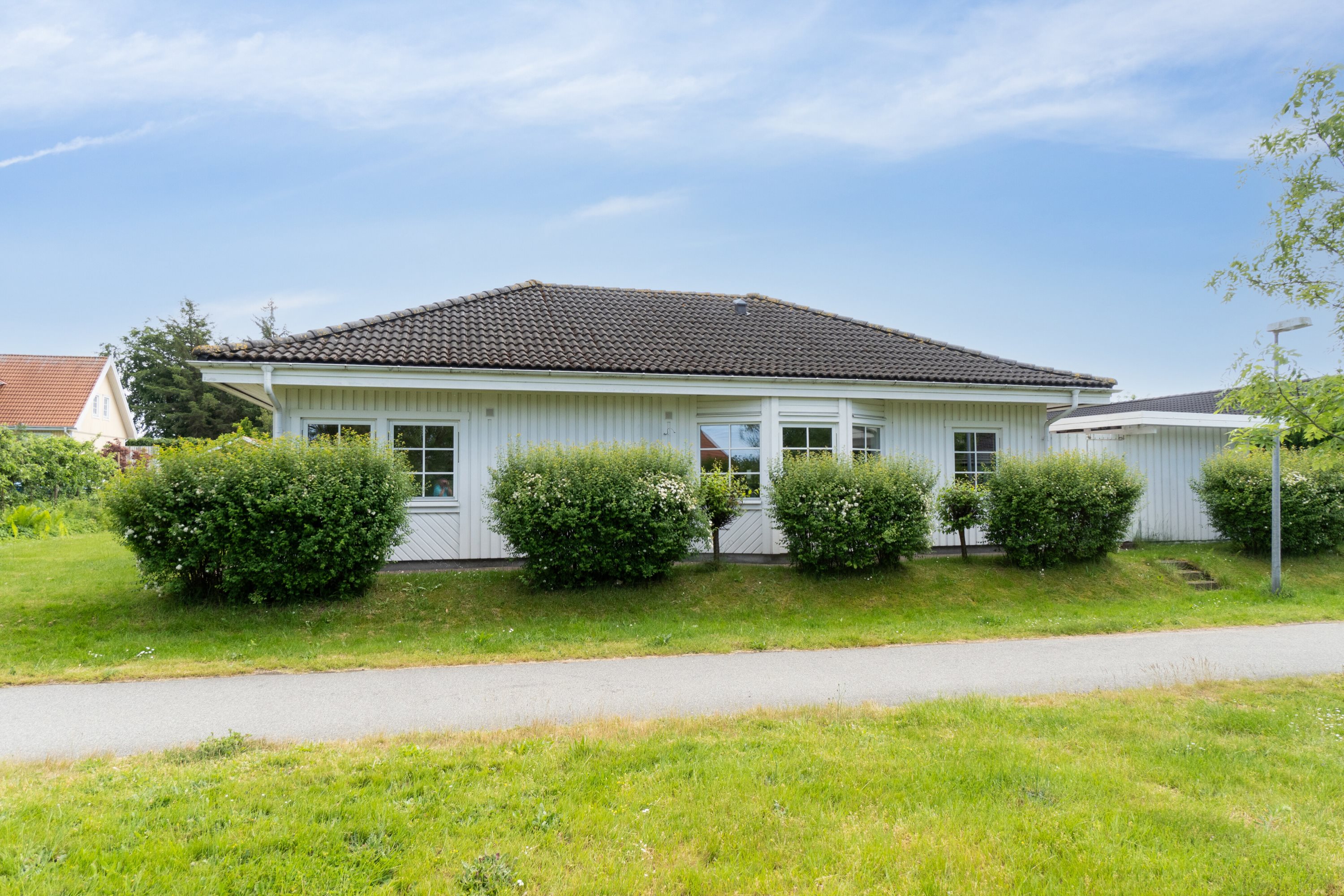 Fremhævet set fra haven billede i fuldskærmstilstand. Billede af Hanevænget 9, Hanehoved, 3300 Frederiksværk