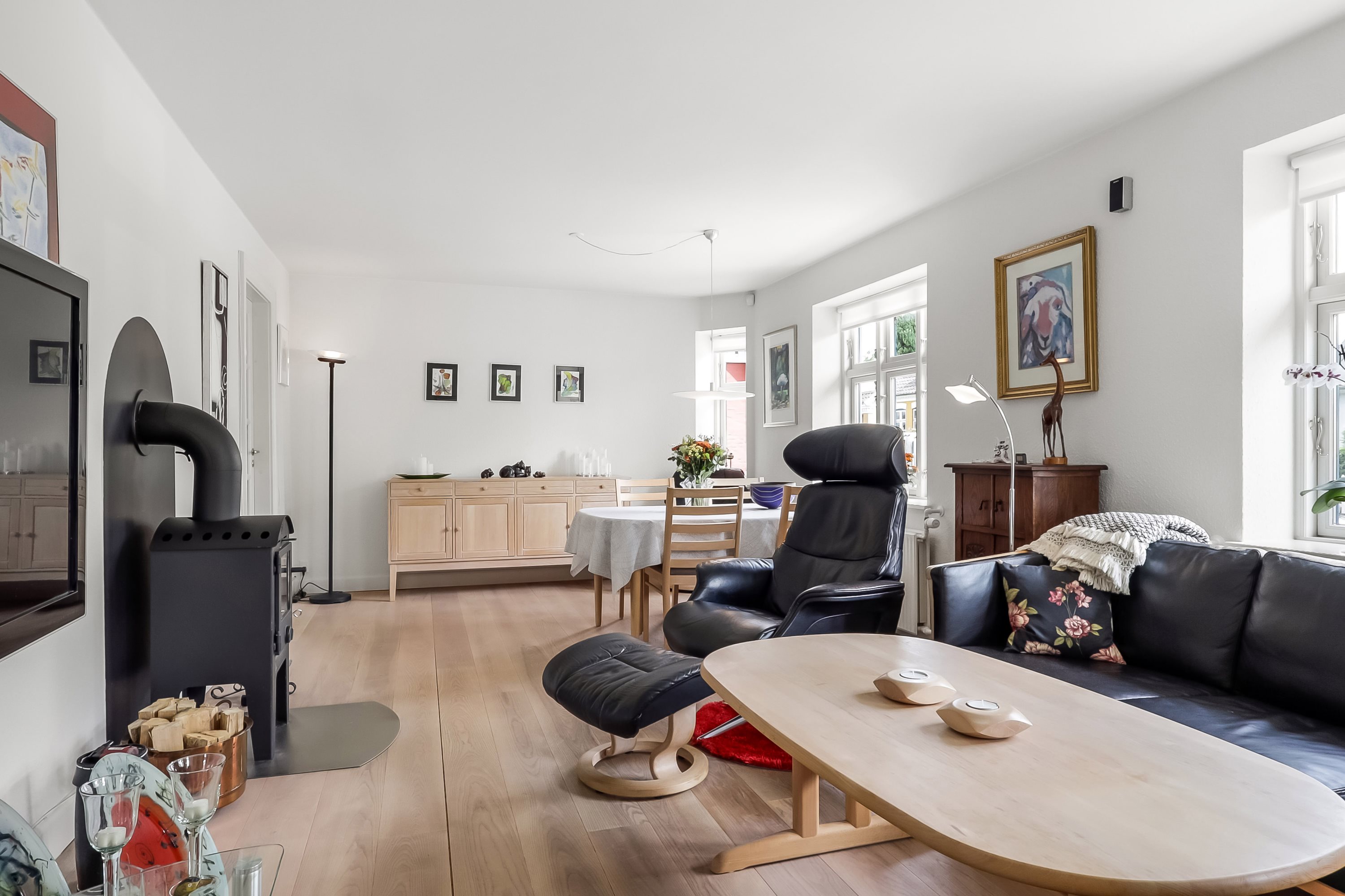 Fremhævet stue billede i fuldskærmstilstand. Billede af Fjællebrovejen 32, Fjællebroen, 5762 Vester Skerninge