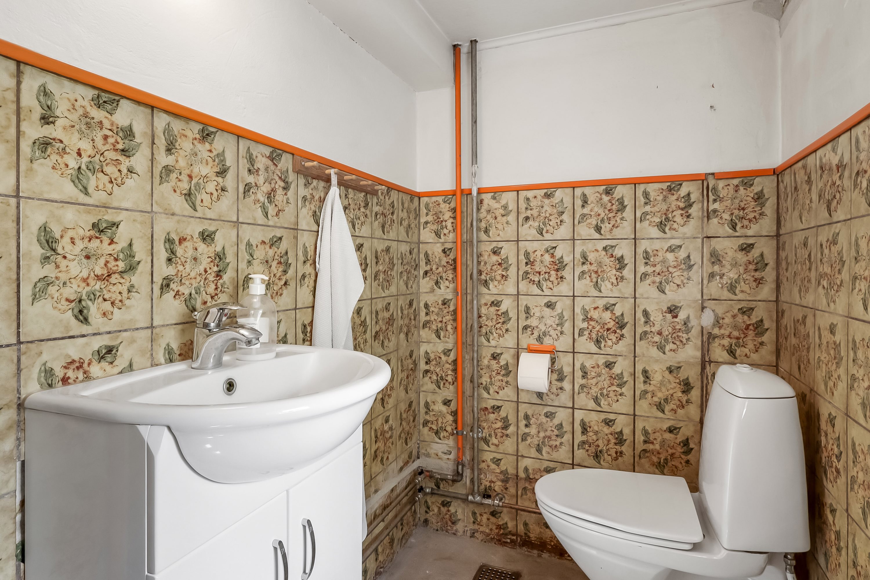 Fremhævet toilet billede i fuldskærmstilstand. Billede af Fjællebrovejen 32, Fjællebroen, 5762 Vester Skerninge