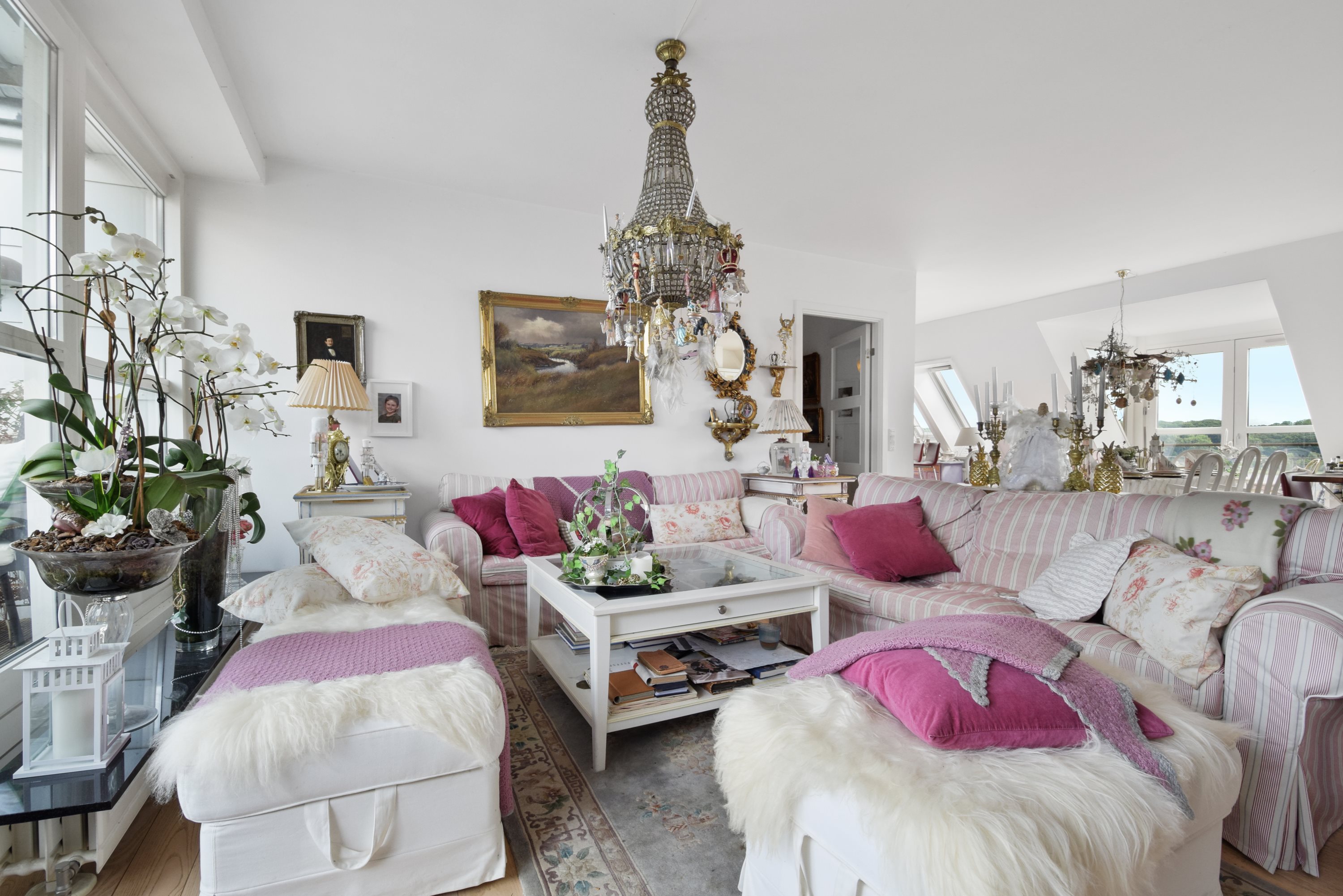 Fremhævet stue i åben forbindelse med køkken/alrum billede i fuldskærmstilstand. Billede af Adelgade 95, 4., 8660 Skanderborg