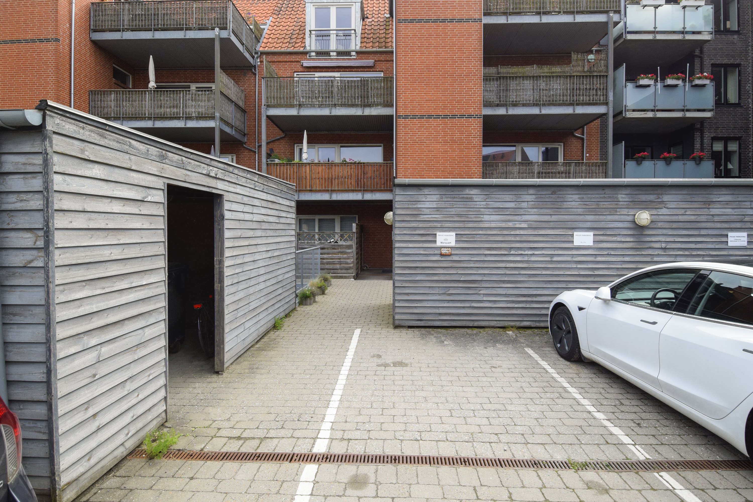 Fremhævet brugsret til egen p-plads billede i fuldskærmstilstand. Billede af Adelgade 95, 4., 8660 Skanderborg