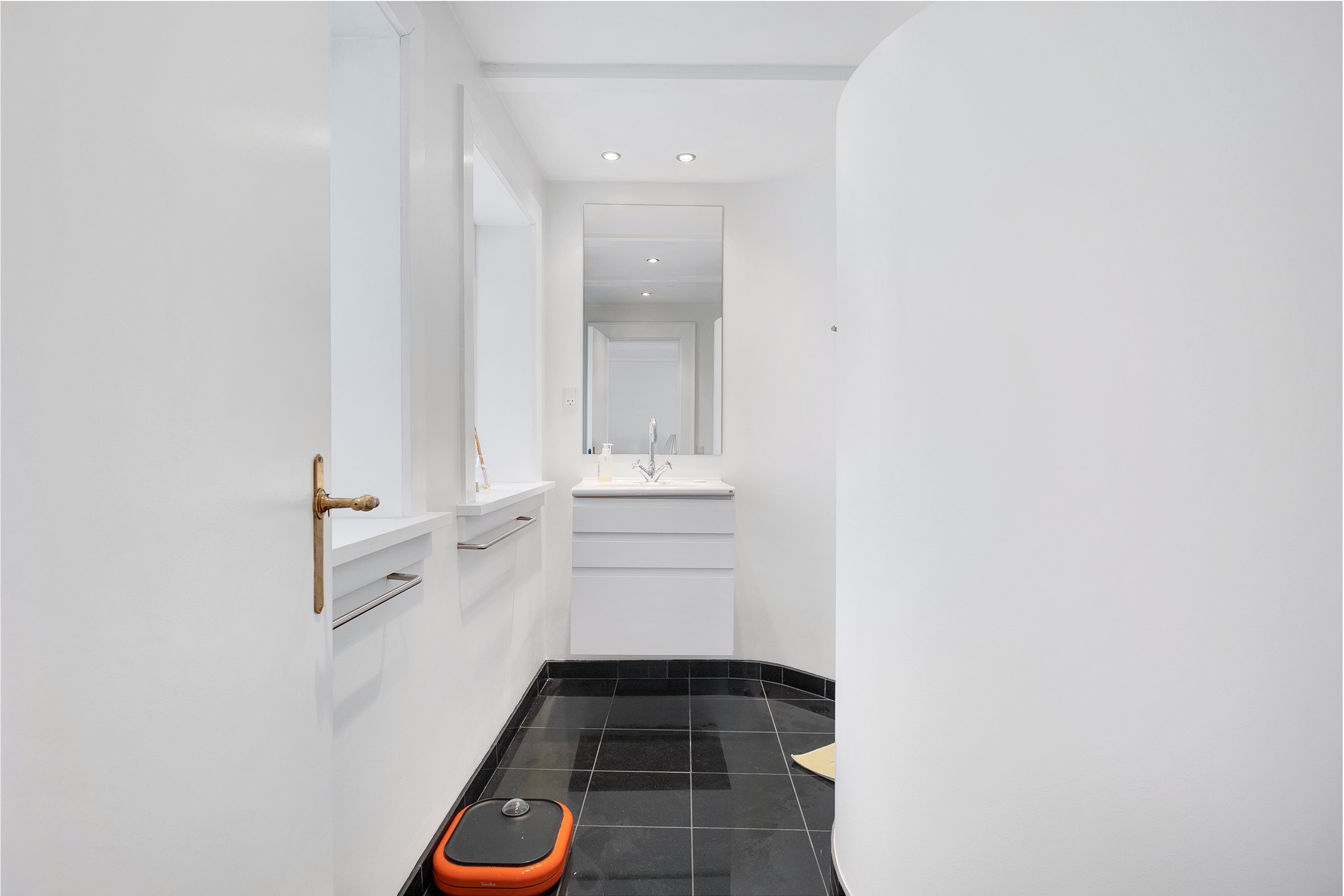 Fremhævet badeværelse billede i fuldskærmstilstand. Billede af Nørre Torv 11, 9800 Hjørring