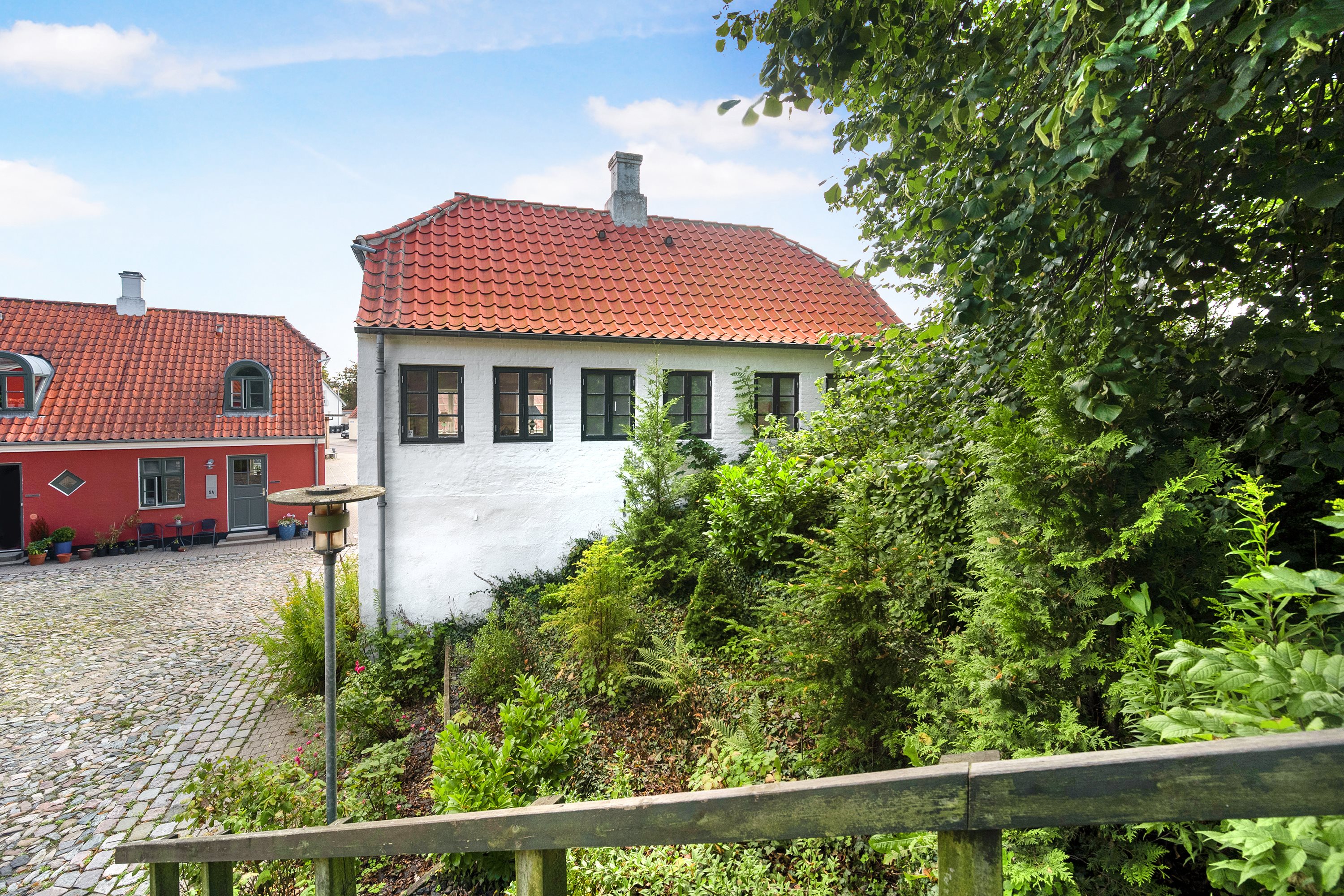 Fremhævet set fra gården billede i fuldskærmstilstand. Billede af Nørre Torv 11, 9800 Hjørring