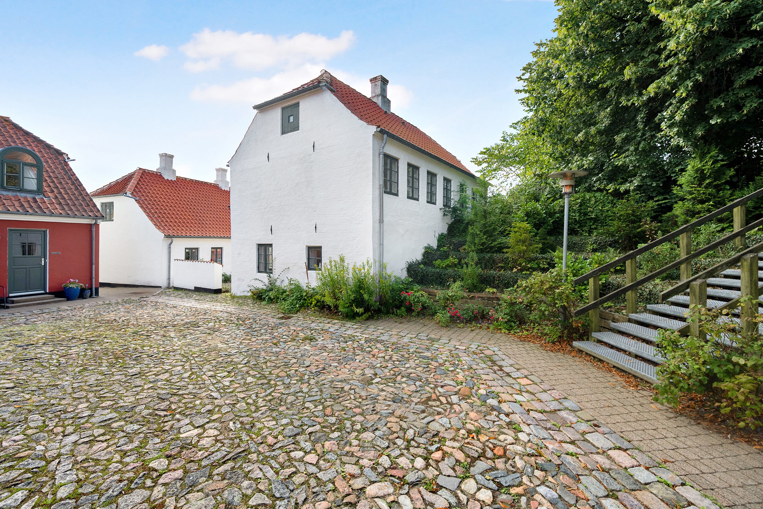 Fremhævet set fra gården billede i fuldskærmstilstand. Billede af Nørre Torv 11, 9800 Hjørring