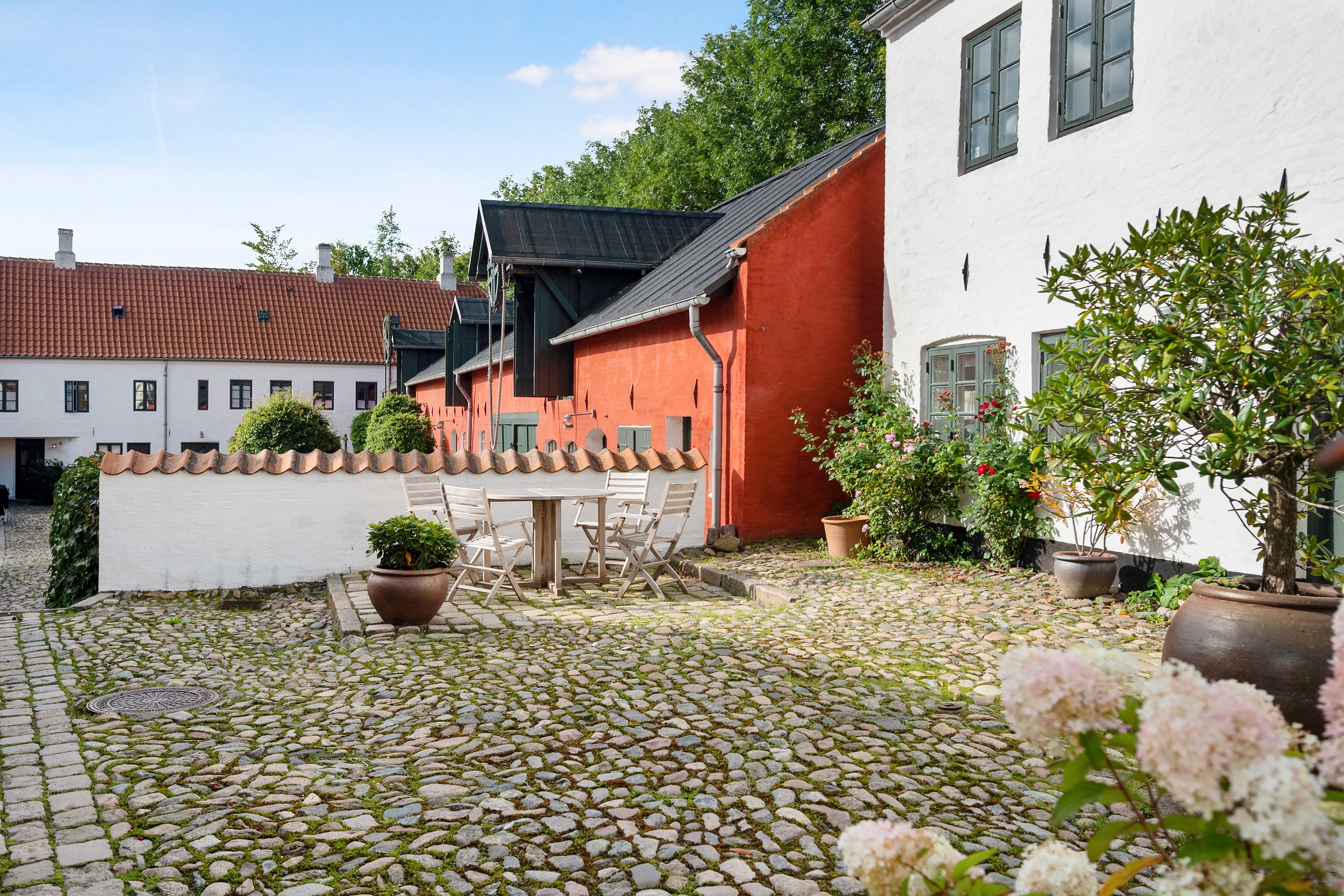 Fremhævet gårdhave billede i fuldskærmstilstand. Billede af Nørre Torv 11, 9800 Hjørring