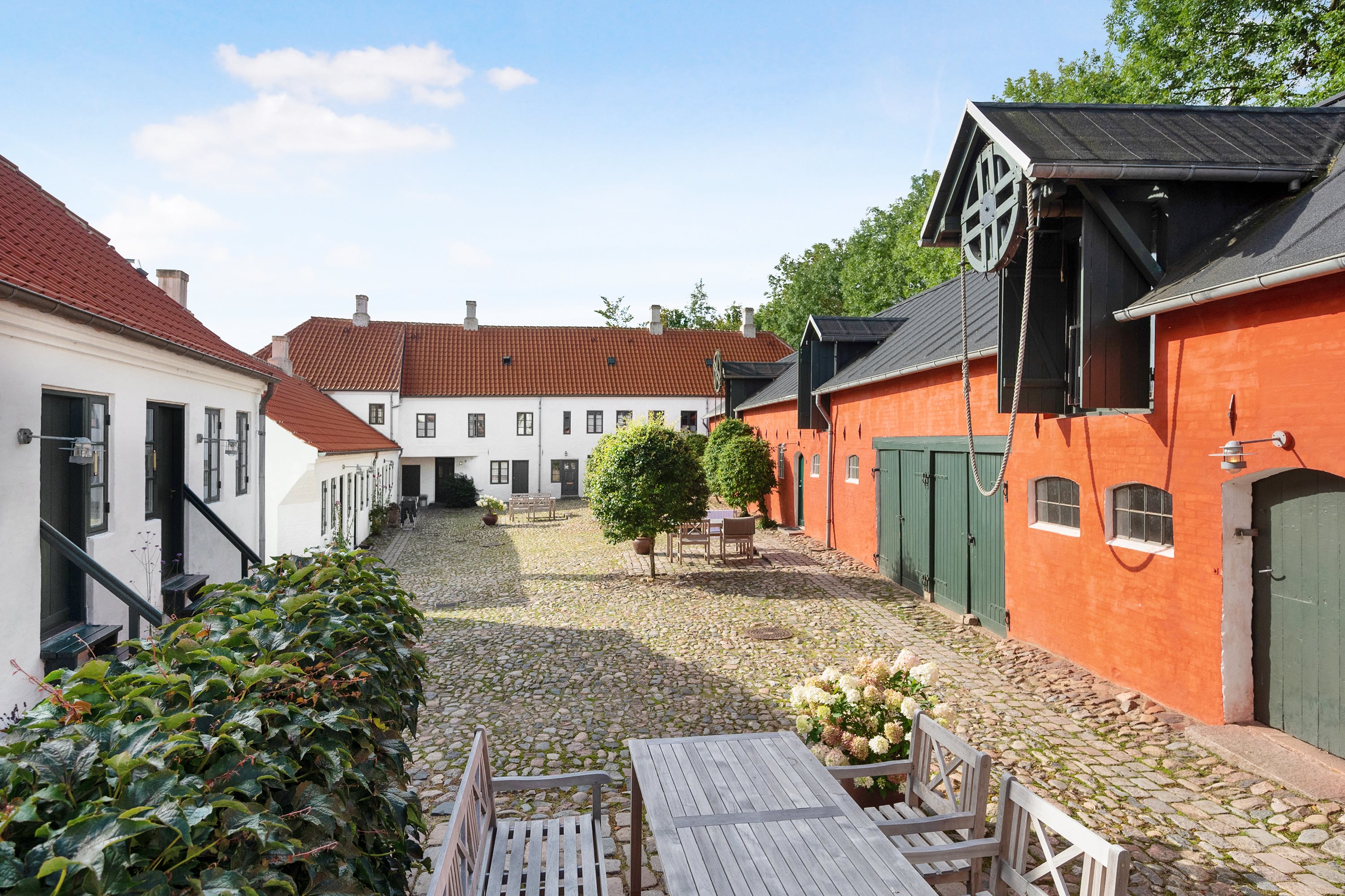 Fremhævet gårdhave billede i fuldskærmstilstand. Billede af Nørre Torv 11, 9800 Hjørring