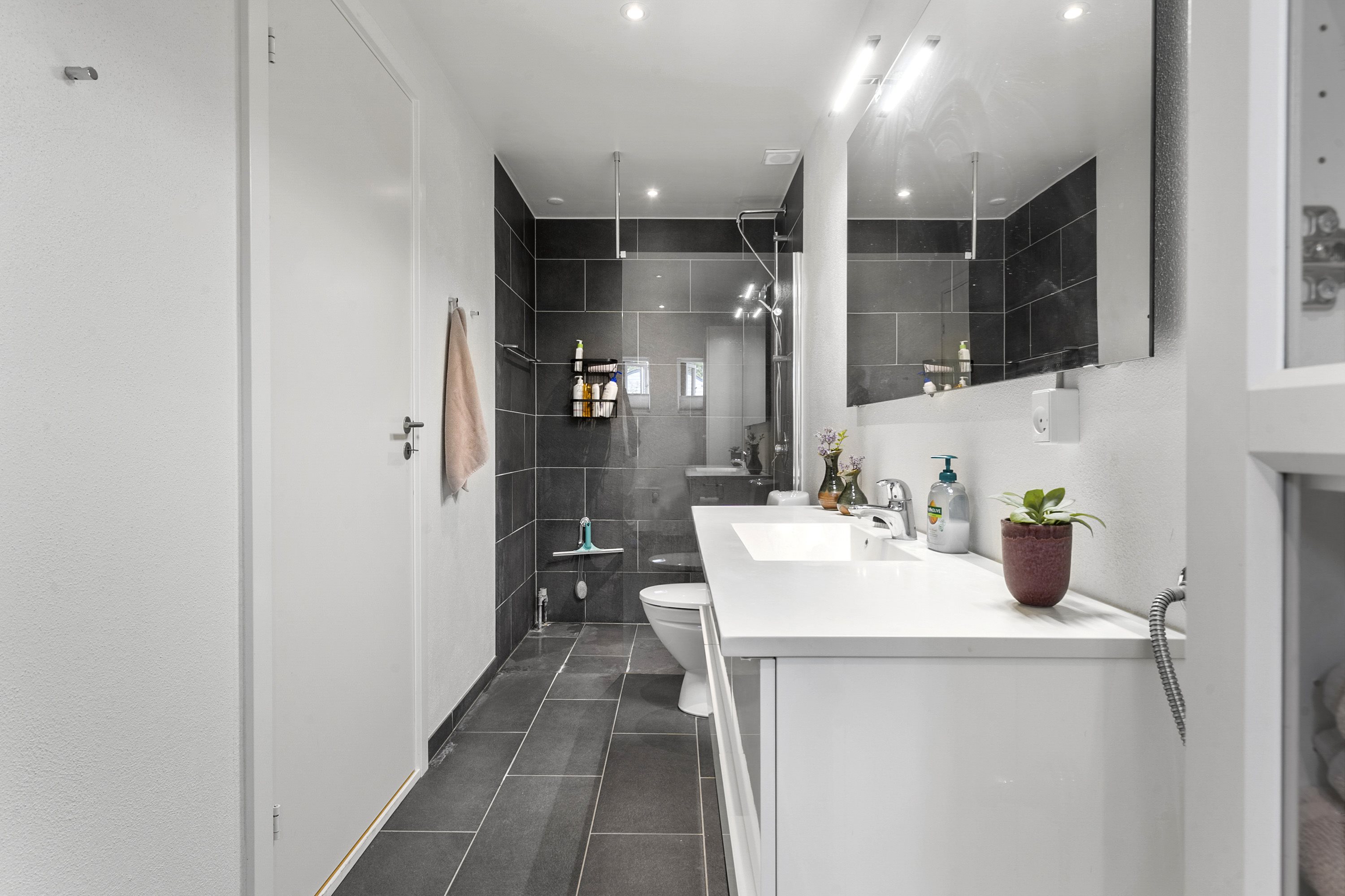 Fremhævet badeværelse billede i fuldskærmstilstand. Billede af Højvænget 207, Odder, 8300 Odder