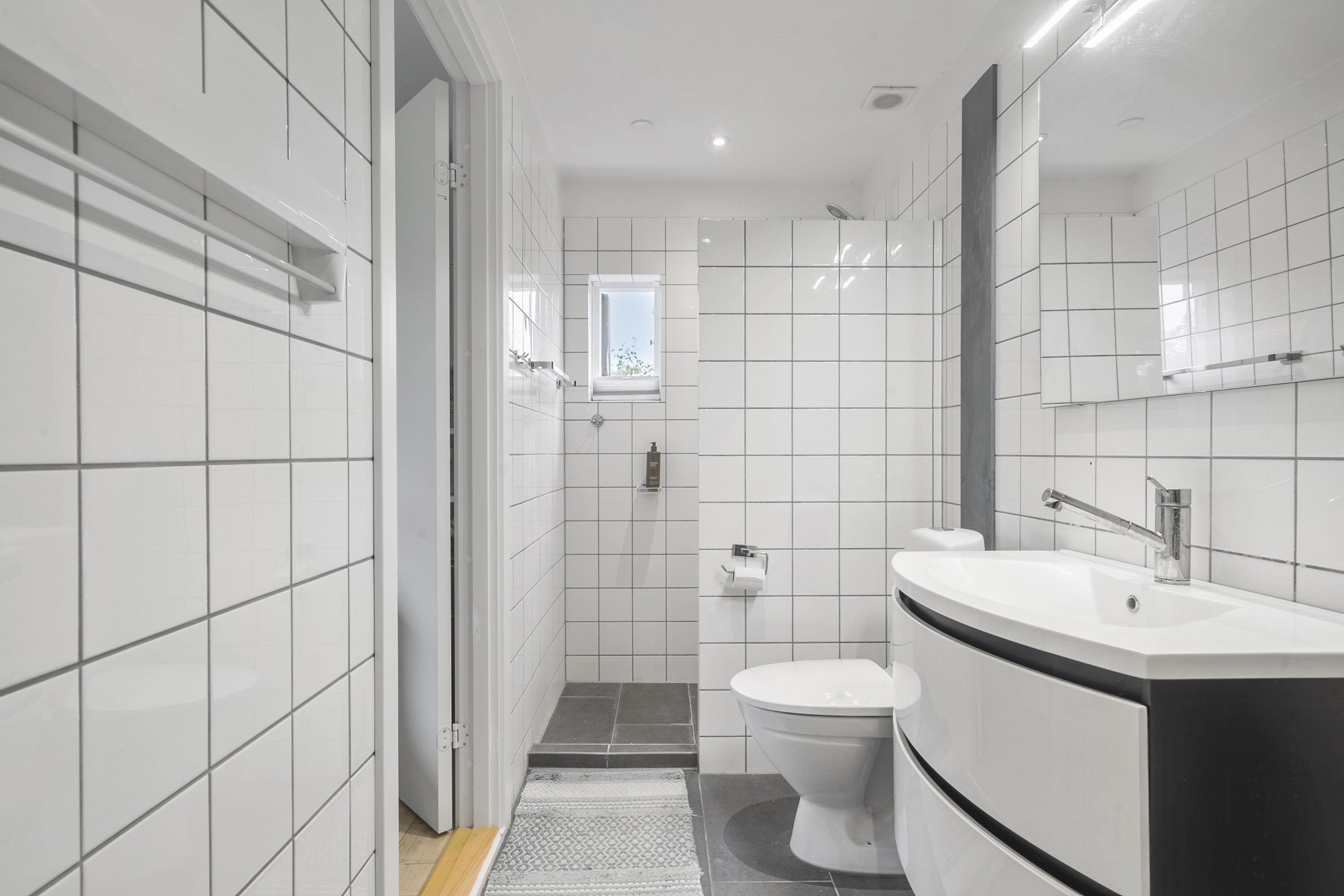 Fremhævet badeværelse billede i fuldskærmstilstand. Billede af Højvænget 207, Odder, 8300 Odder