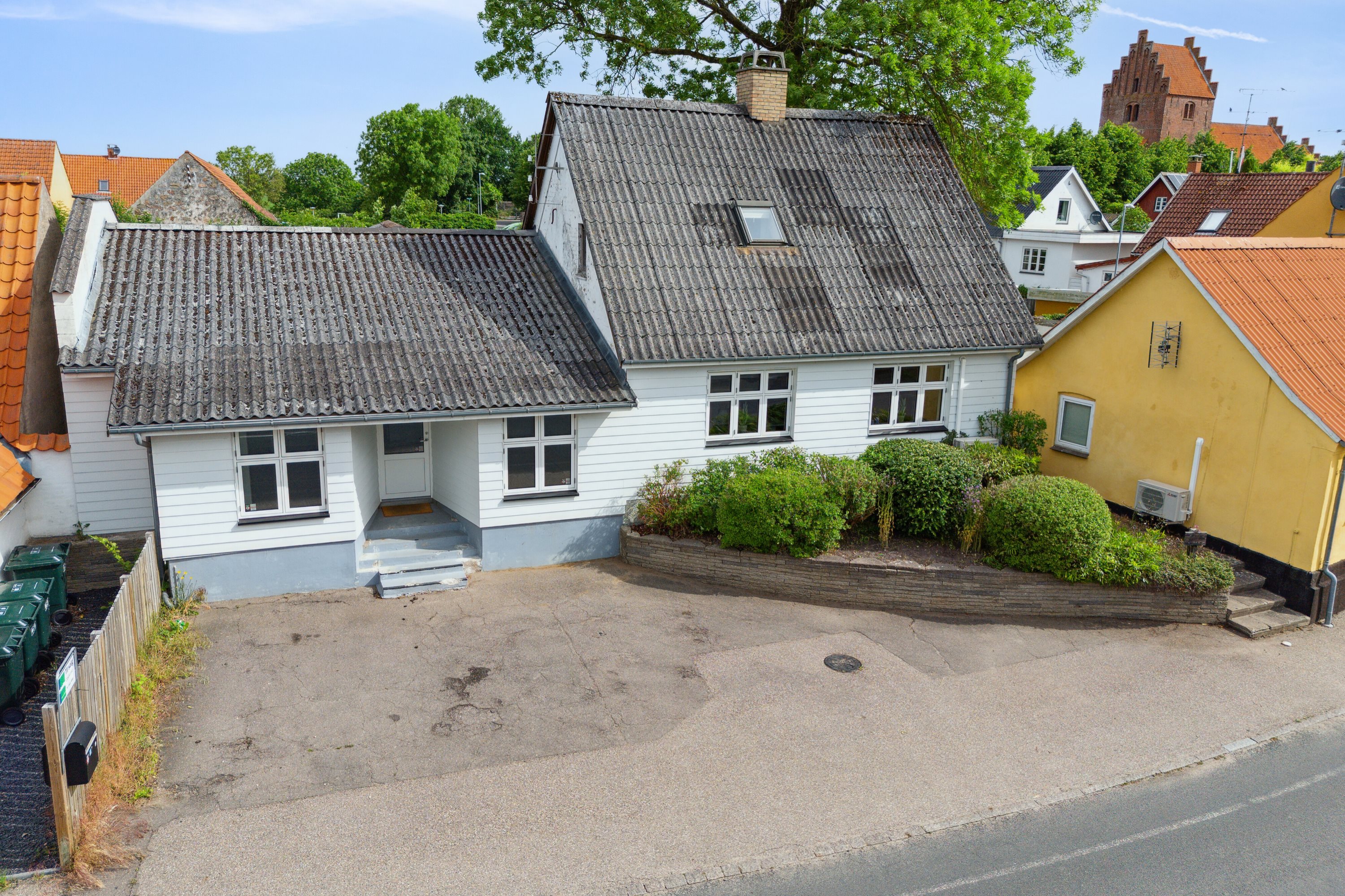 Fremhævet set fra vejen billede i fuldskærmstilstand. Billede af Højby Hovedgade 76, 4573 Højby