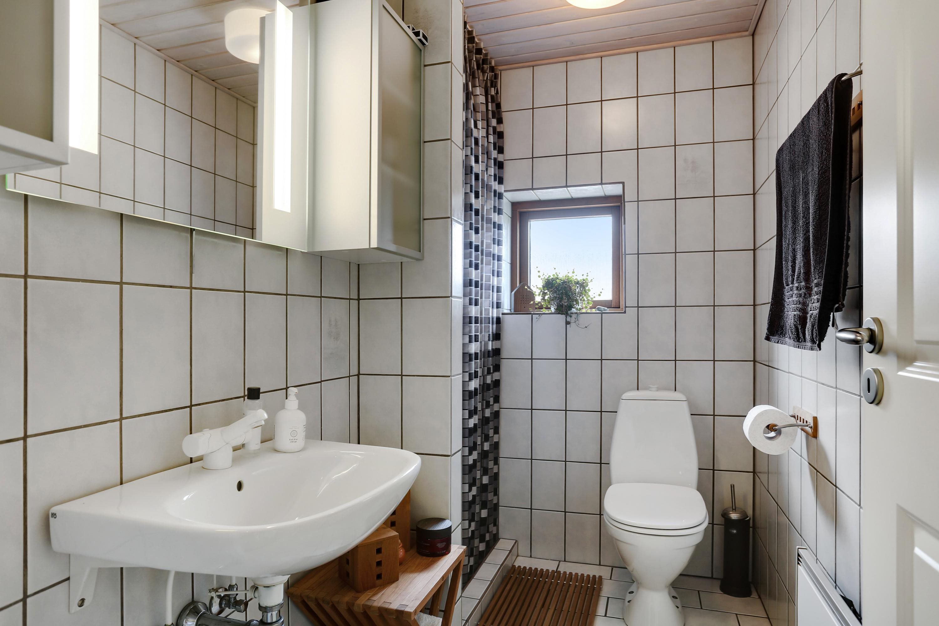 Fremhævet badeværelse billede i fuldskærmstilstand. Billede af Eskærvej 10, Mejling, 9900 Frederikshavn