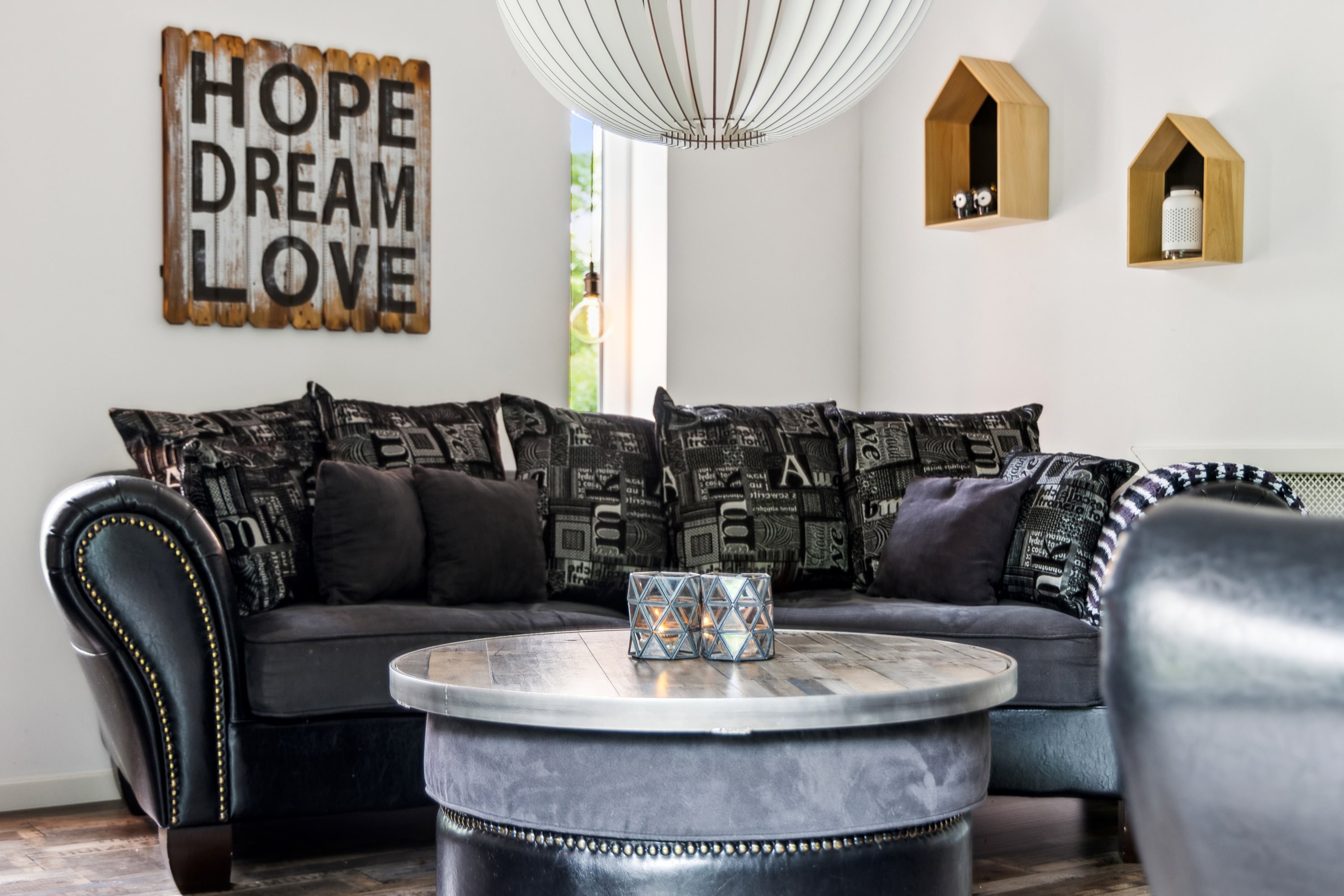 Fremhævet stue billede i fuldskærmstilstand. Billede af Bybakken 8, Ræhr, 7730 Hanstholm