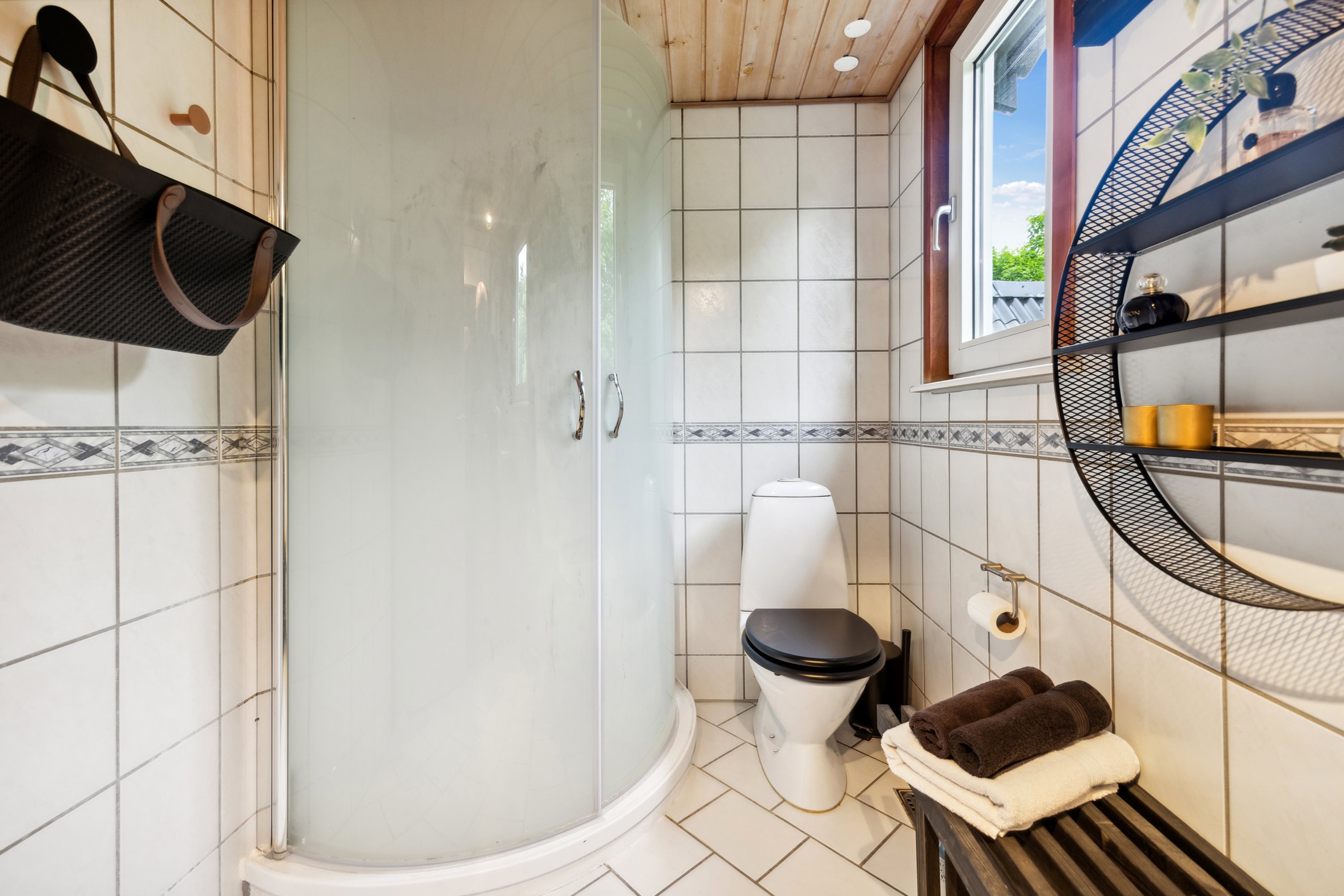 Fremhævet badeværelse billede i fuldskærmstilstand. Billede af Bybakken 8, Ræhr, 7730 Hanstholm