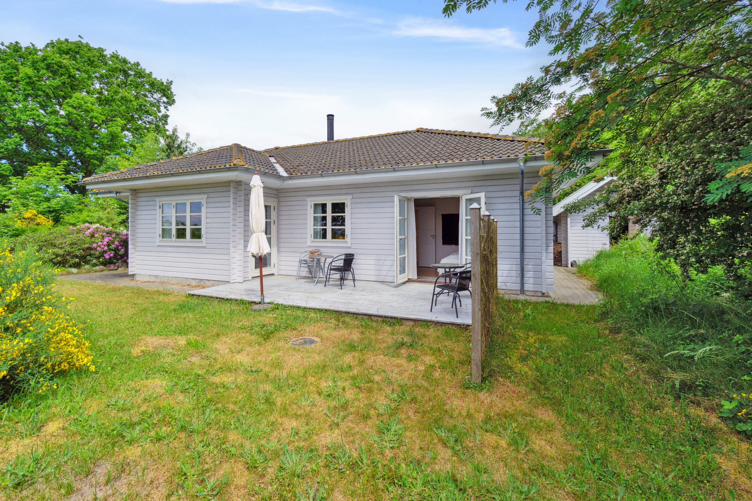 Miniaturebillede 2: set fra haven. Billede af Lersøvej 13, 3700 Rønne