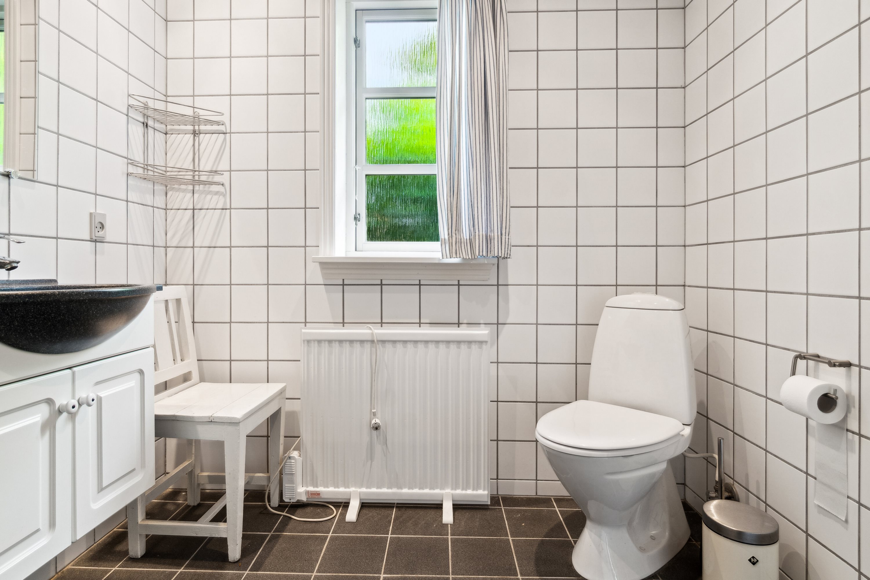 Fremhævet toilet billede i fuldskærmstilstand. Billede af Lersøvej 13, 3700 Rønne