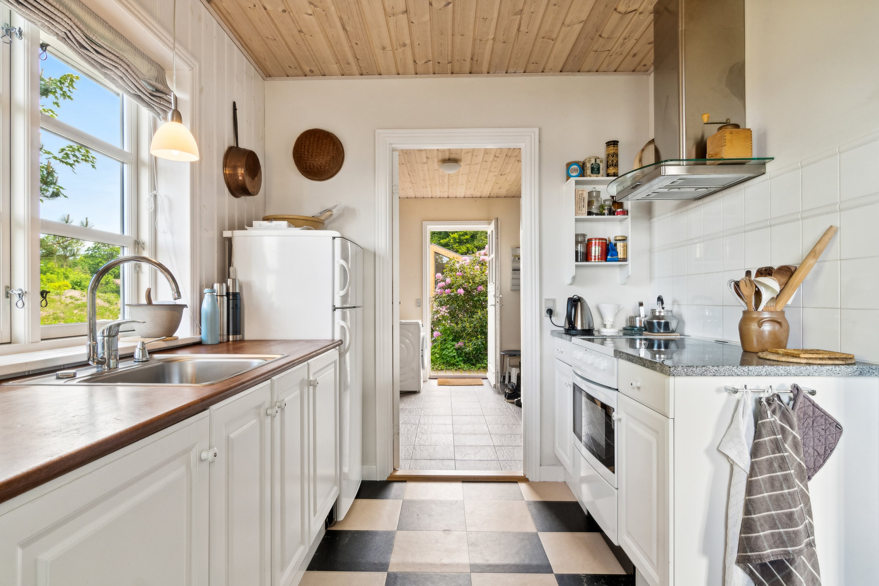 Fremhævet køkken billede i fuldskærmstilstand. Billede af Lersøvej 13, 3700 Rønne