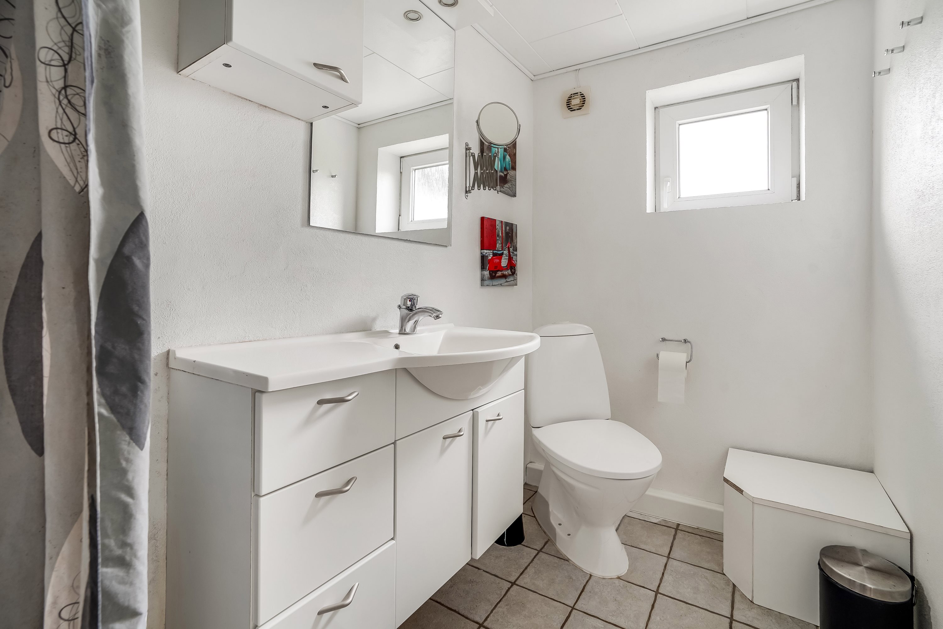 Fremhævet toilet billede i fuldskærmstilstand. Billede af Rosenvold 37, 7300 Jelling