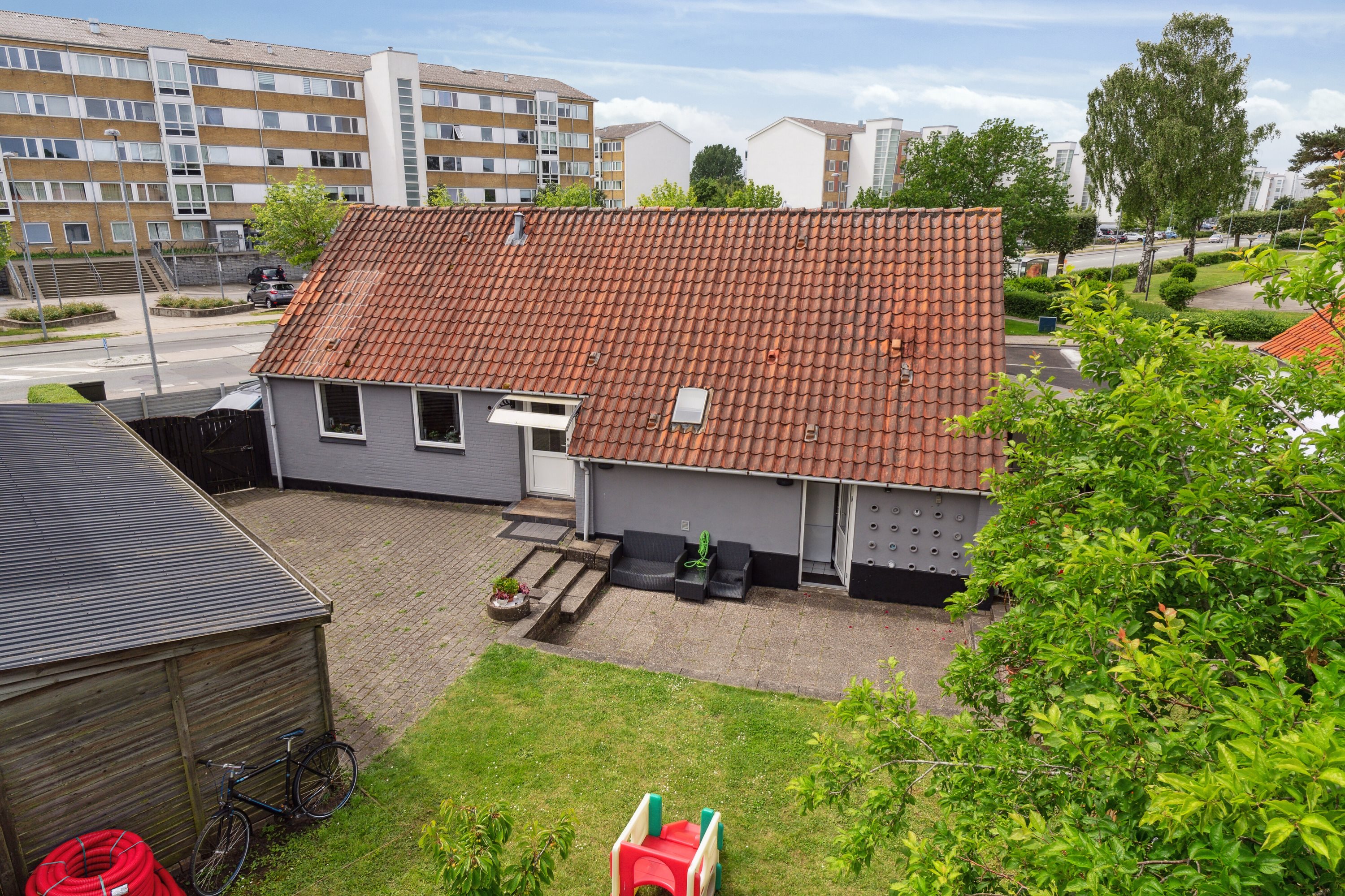 Fremhævet udendørs billede i fuldskærmstilstand. Billede af Nyborgvej 310, 5220 Odense SØ