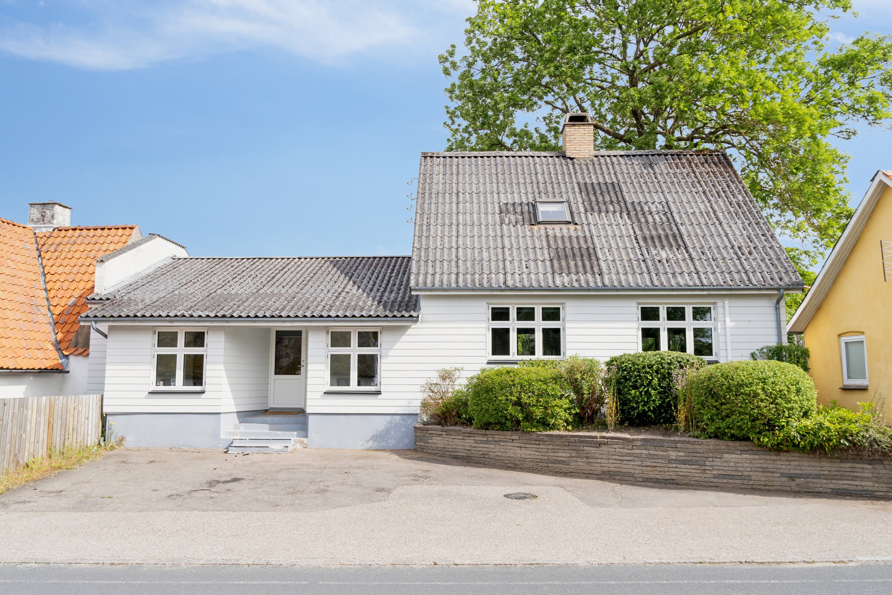 Fremhævet set fra vejen billede i fuldskærmstilstand. Billede af Højby Hovedgade 76, 4573 Højby