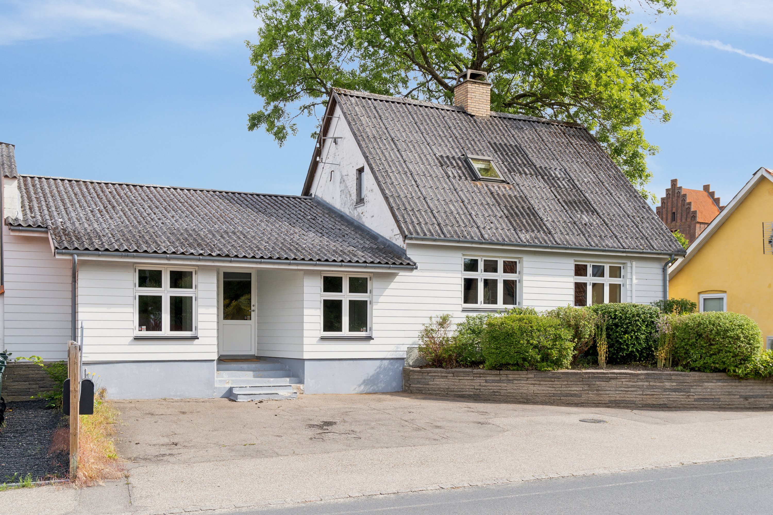 Fremhævet set fra vejen billede i fuldskærmstilstand. Billede af Højby Hovedgade 76, 4573 Højby