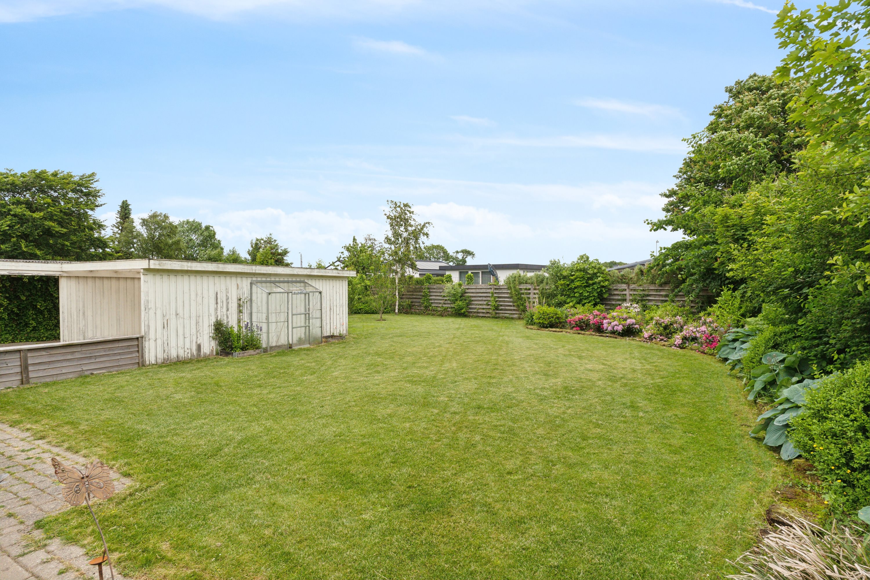 Fremhævet set fra haven billede i fuldskærmstilstand. Billede af Irisvej 22, 9800 Hjørring