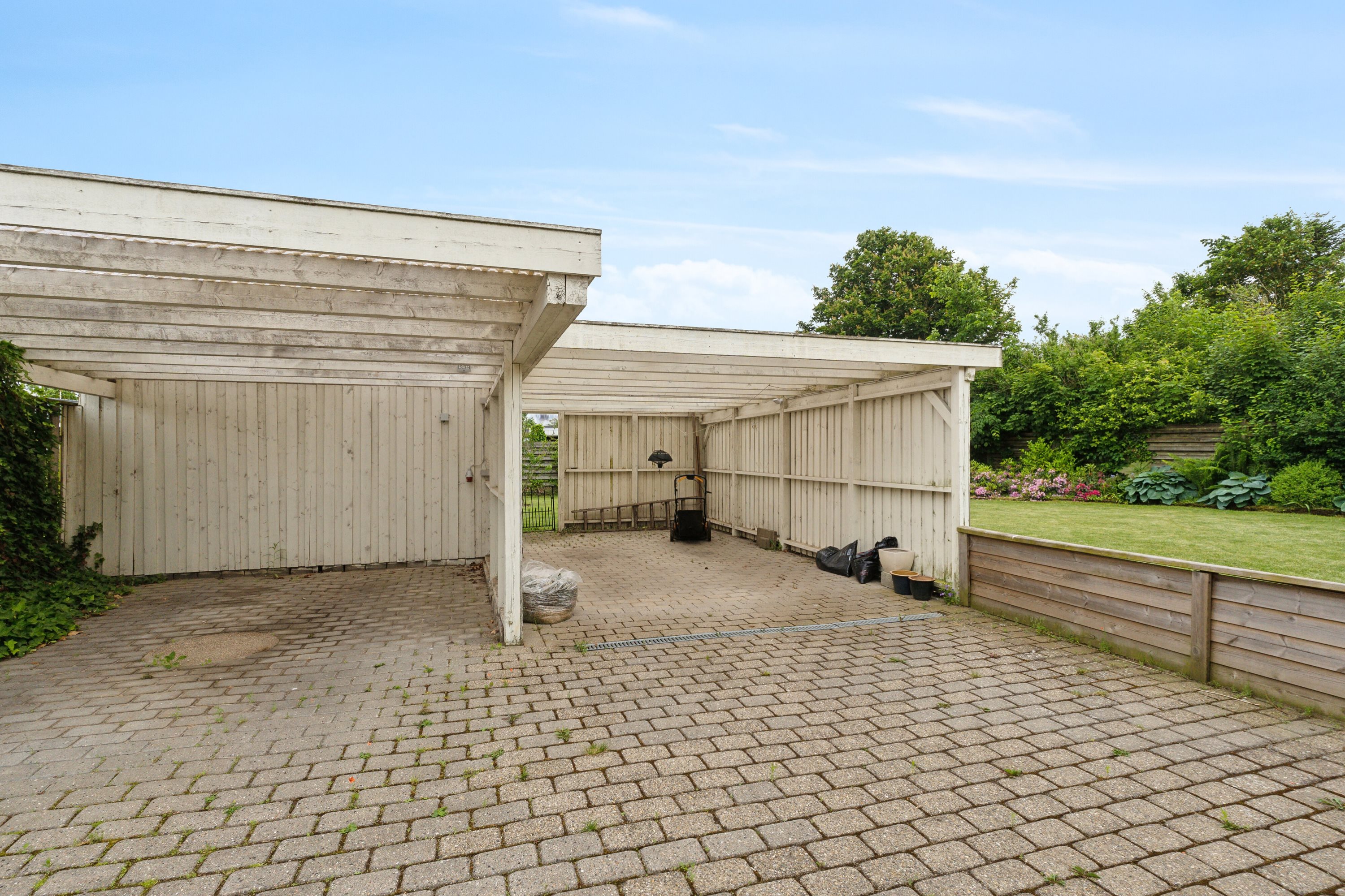 Fremhævet garage billede i fuldskærmstilstand. Billede af Irisvej 22, 9800 Hjørring