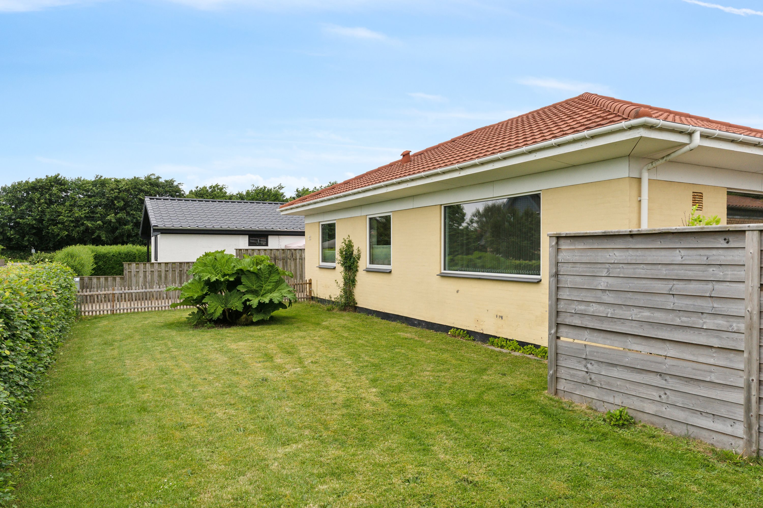 Fremhævet set fra haven billede i fuldskærmstilstand. Billede af Irisvej 22, 9800 Hjørring