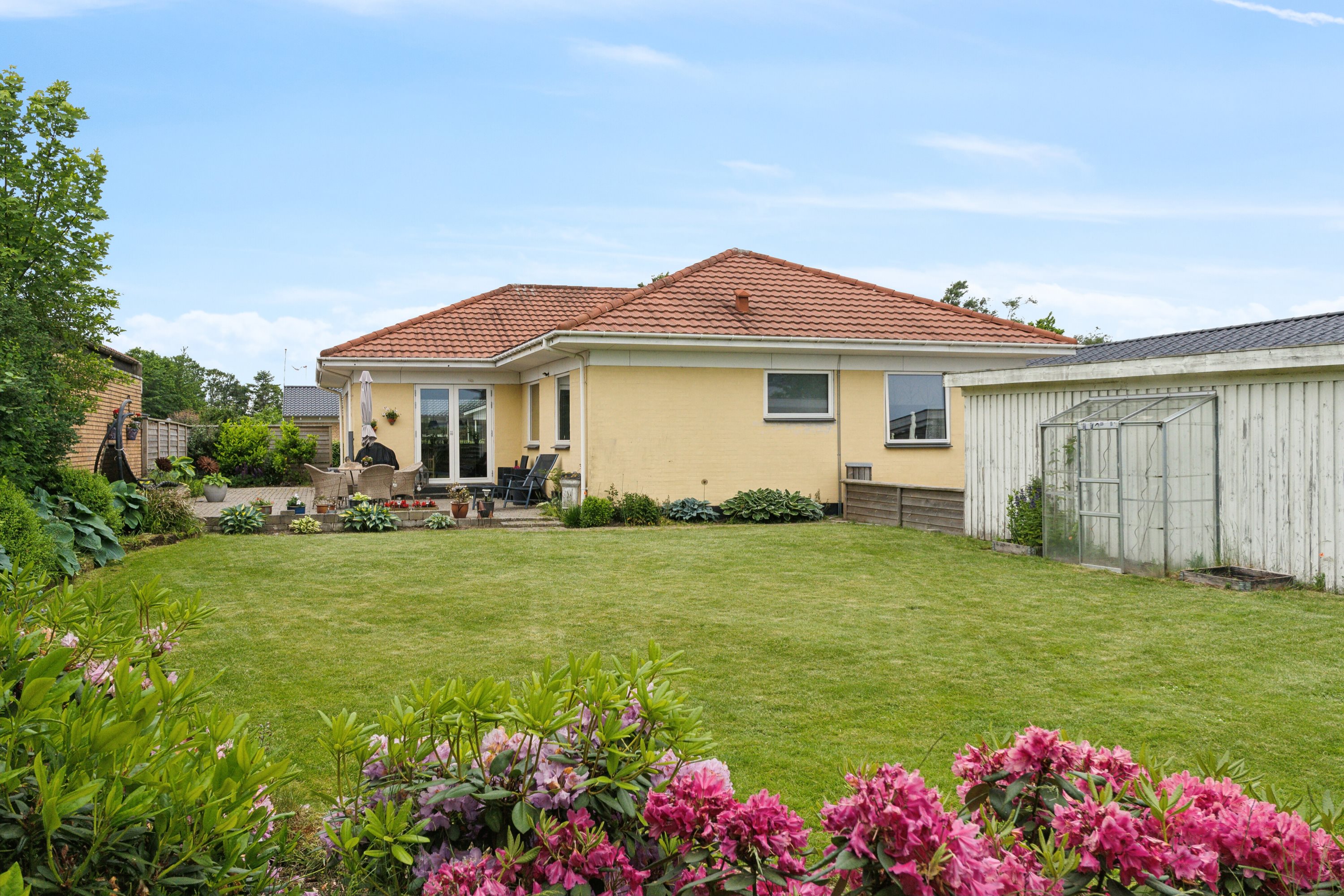 Fremhævet set fra haven billede i fuldskærmstilstand. Billede af Irisvej 22, 9800 Hjørring