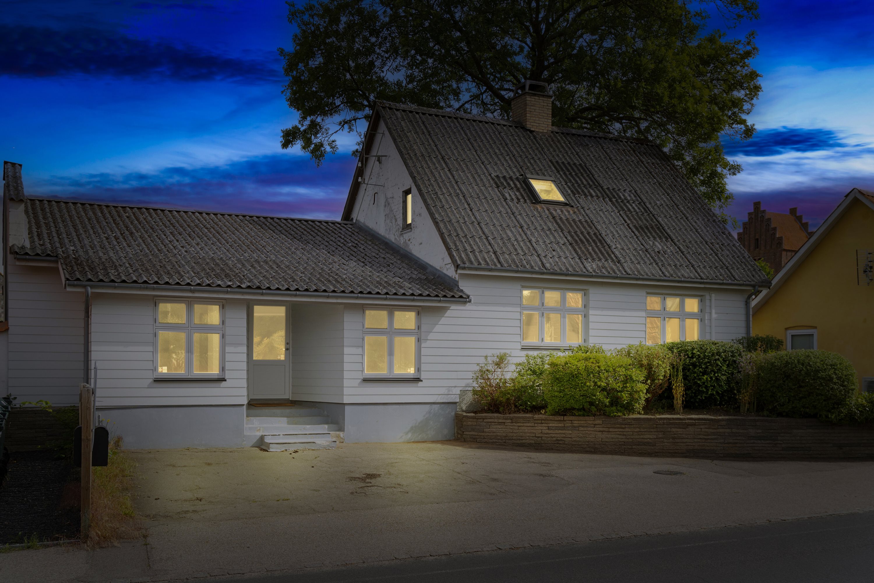 Miniaturebillede 1: set fra vejen. Billede af Højby Hovedgade 76, 4573 Højby