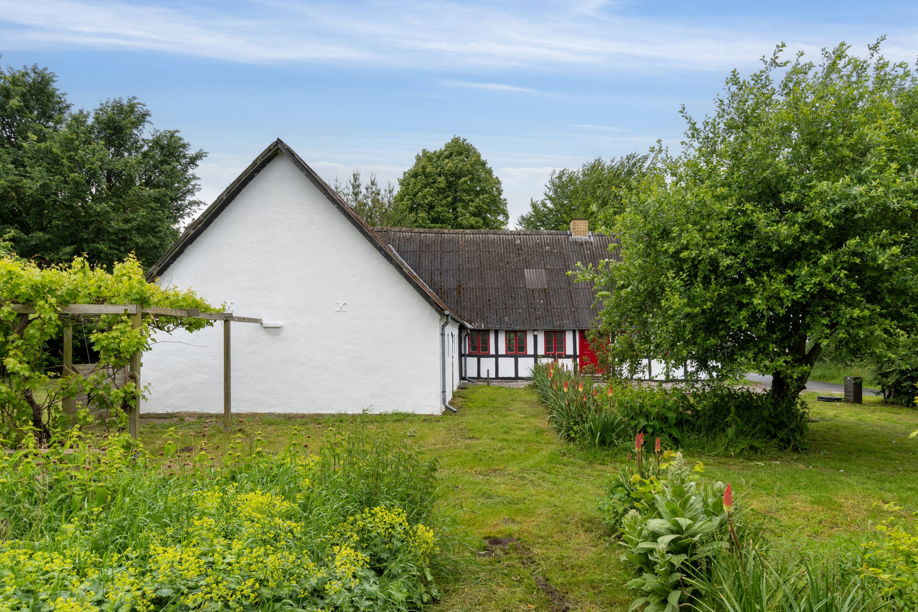 Fremhævet set fra haven billede i fuldskærmstilstand. Billede af Husmandsalleen 14, 5884 Gudme