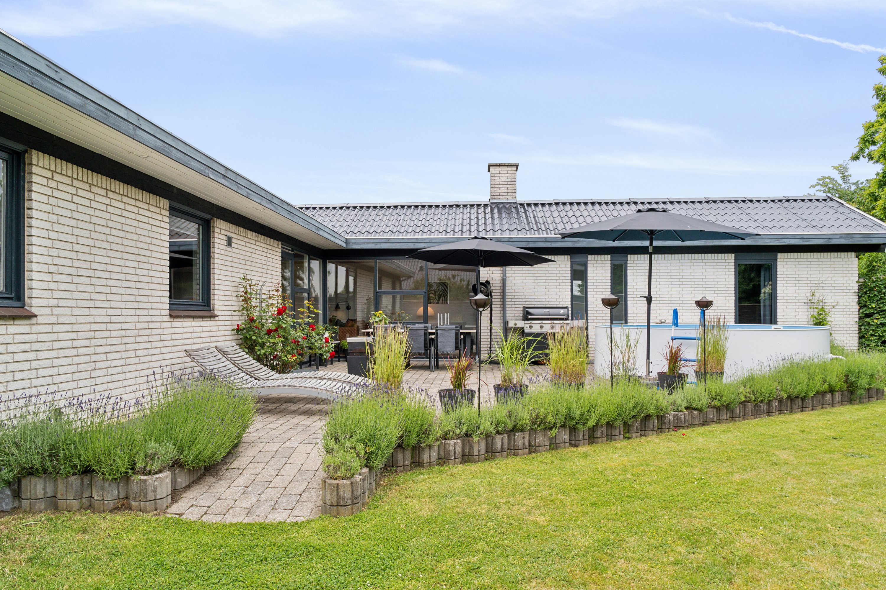 Fremhævet set fra haven billede i fuldskærmstilstand. Billede af Odinsvej 28, Allerup, 4300 Holbæk