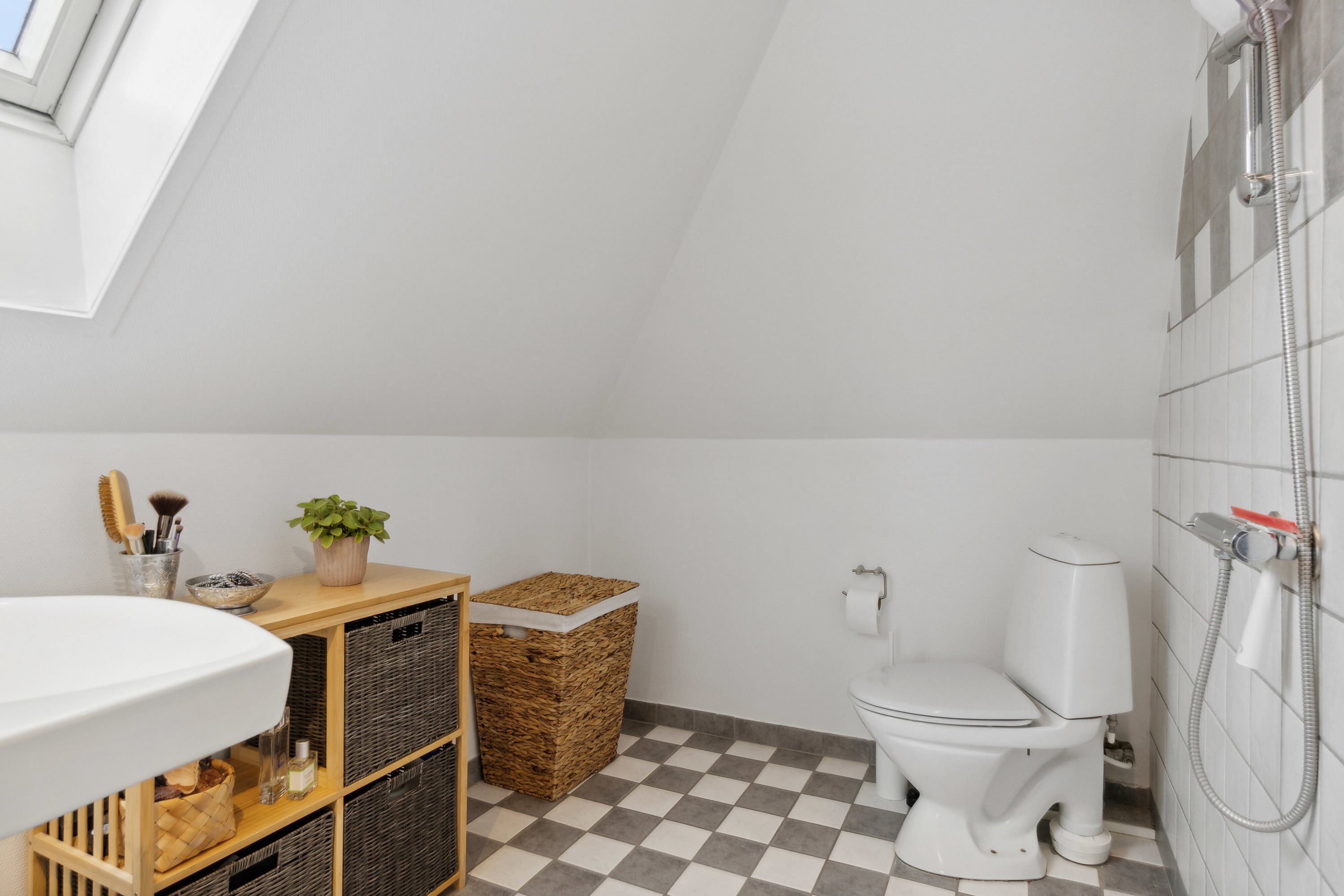 Fremhævet badeværelse billede i fuldskærmstilstand. Billede af Egensevej 44A, 5700 Svendborg