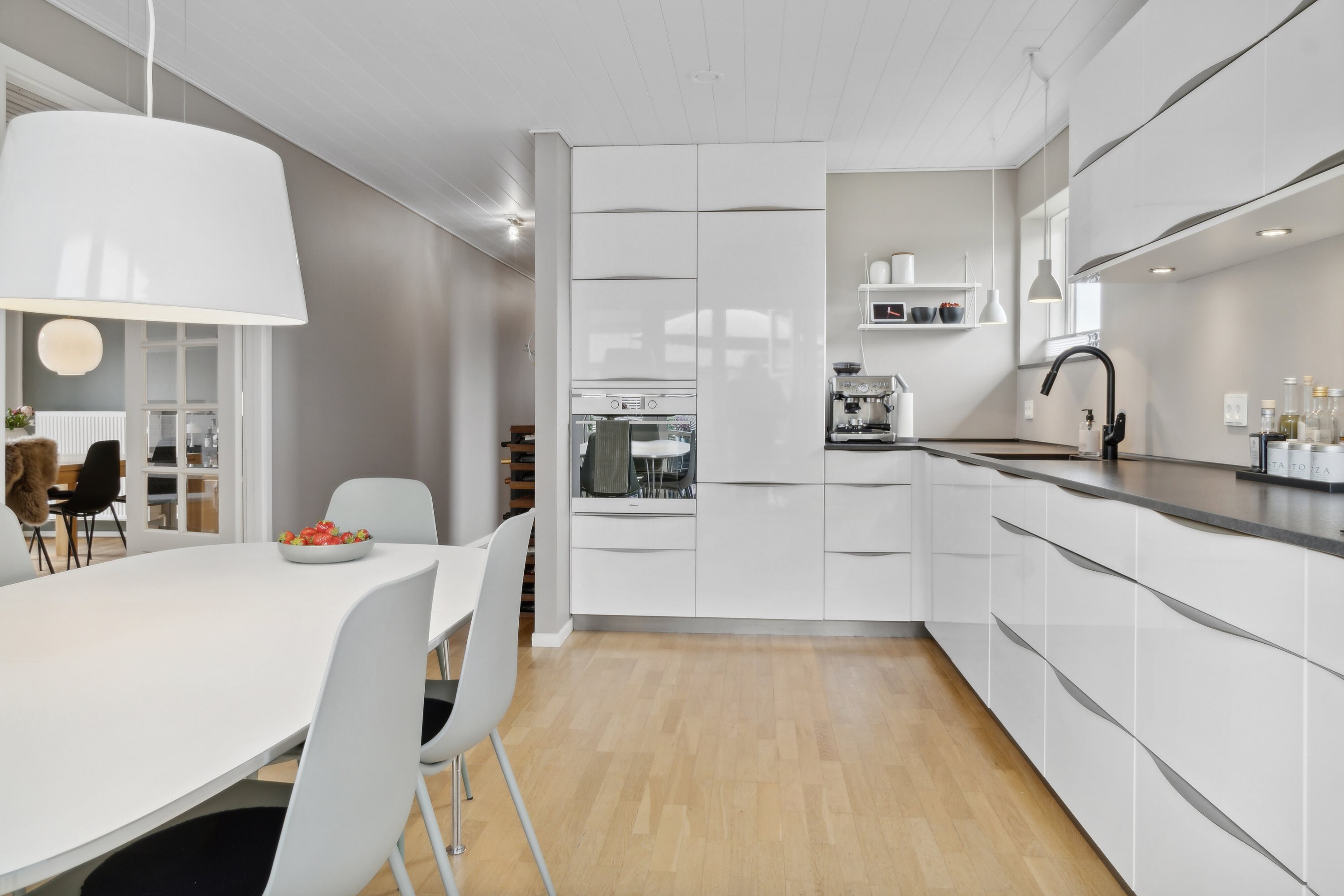 Fremhævet køkken billede i fuldskærmstilstand. Billede af Odinsvej 28, Allerup, 4300 Holbæk